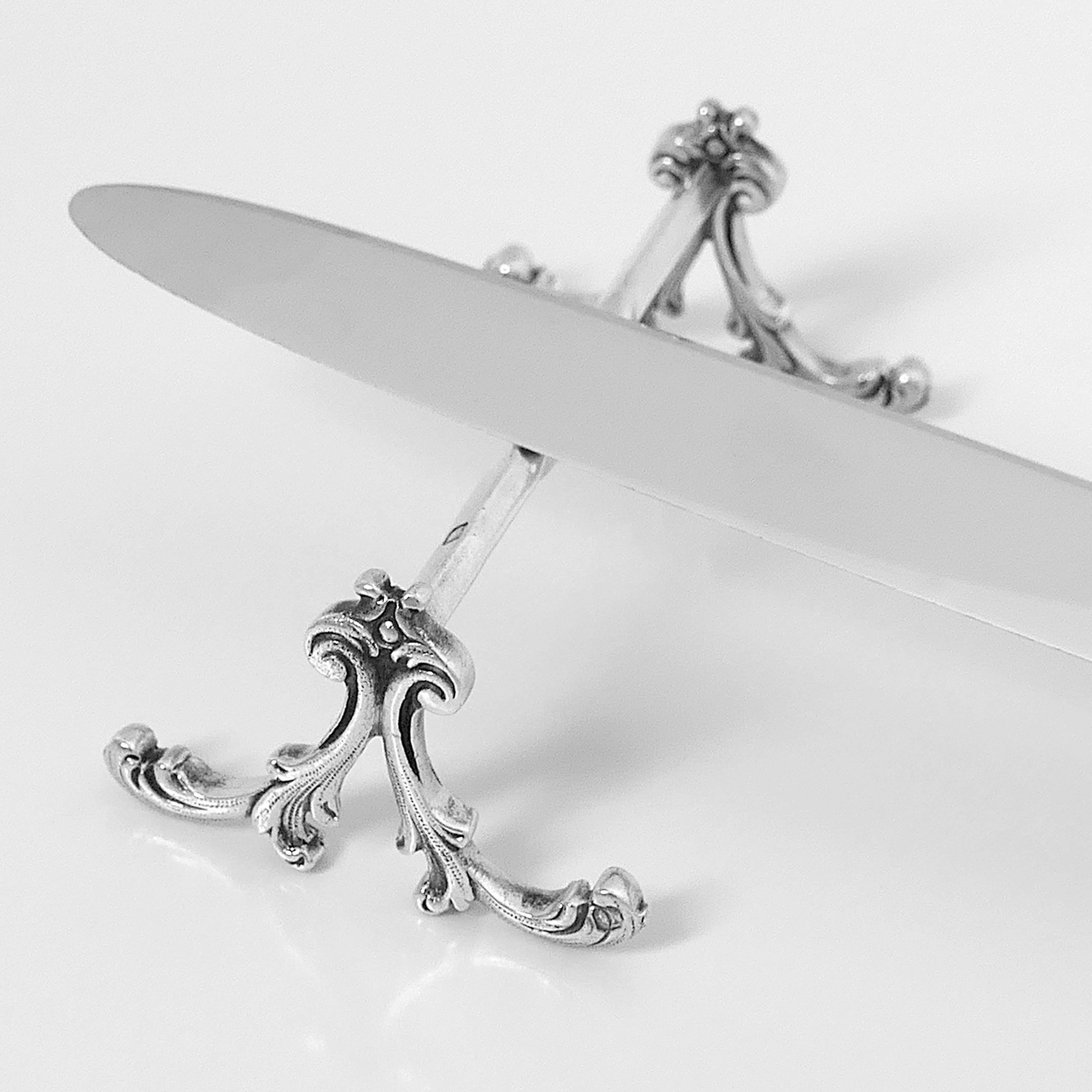 Rare and exceptional set of eight knife rests in sterling silver. These objects are usually made of silver plate. No monograms.

Head of Minerve 1st titre for 950/1000 French sterling silver guarantee. 

Measures:
3.15 (8 cm) length.
1.18 (3 cm)