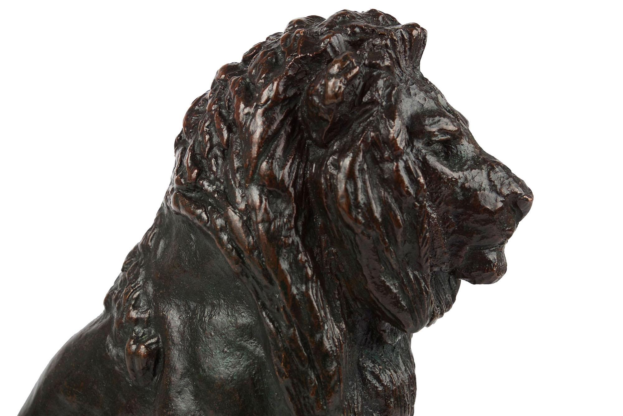 Rare sculpture française en bronze ancien représentant un lion Assis n°2 d'après Antoine-Louis Barye en vente 3