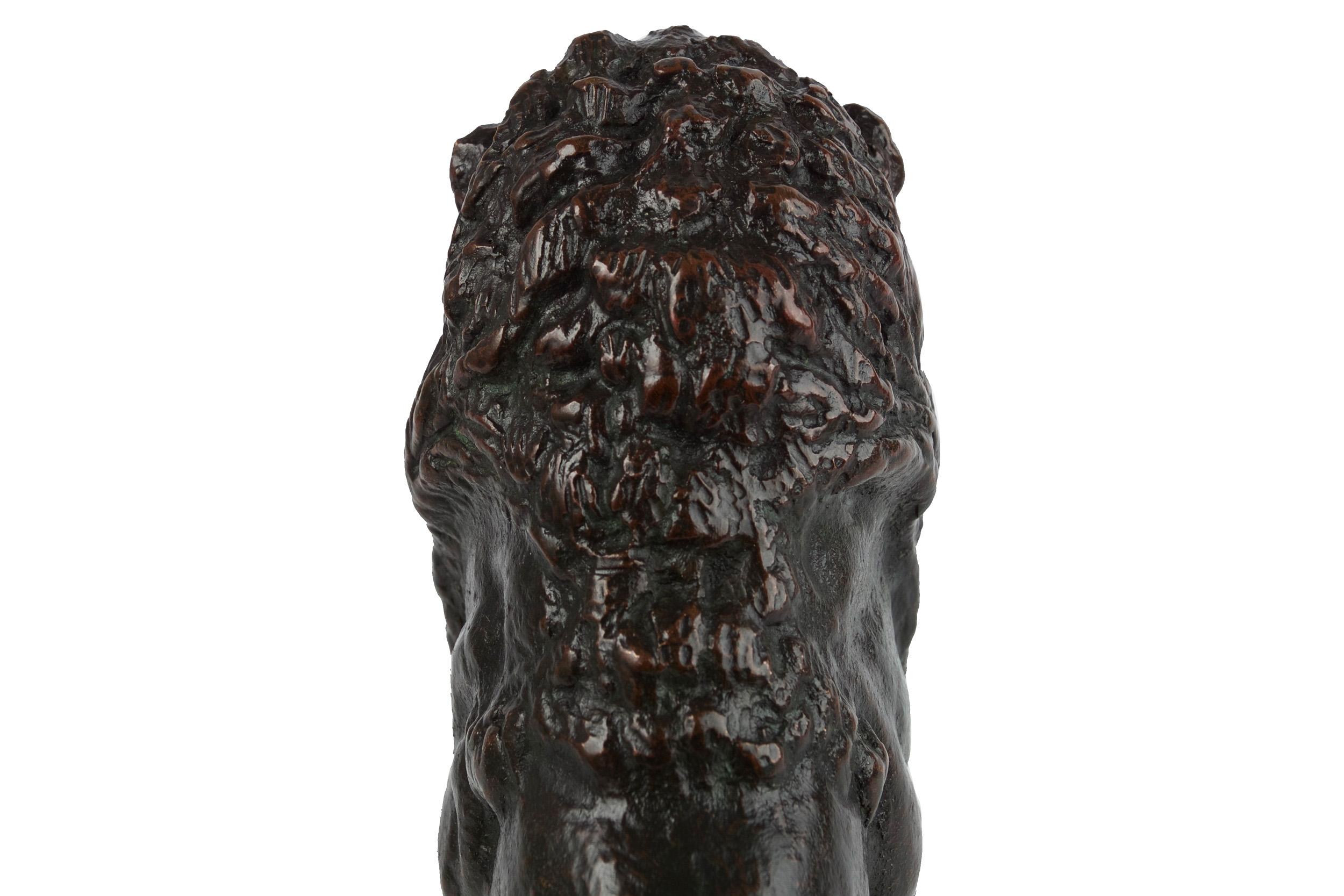 Rare sculpture française en bronze ancien représentant un lion Assis n°2 d'après Antoine-Louis Barye en vente 4