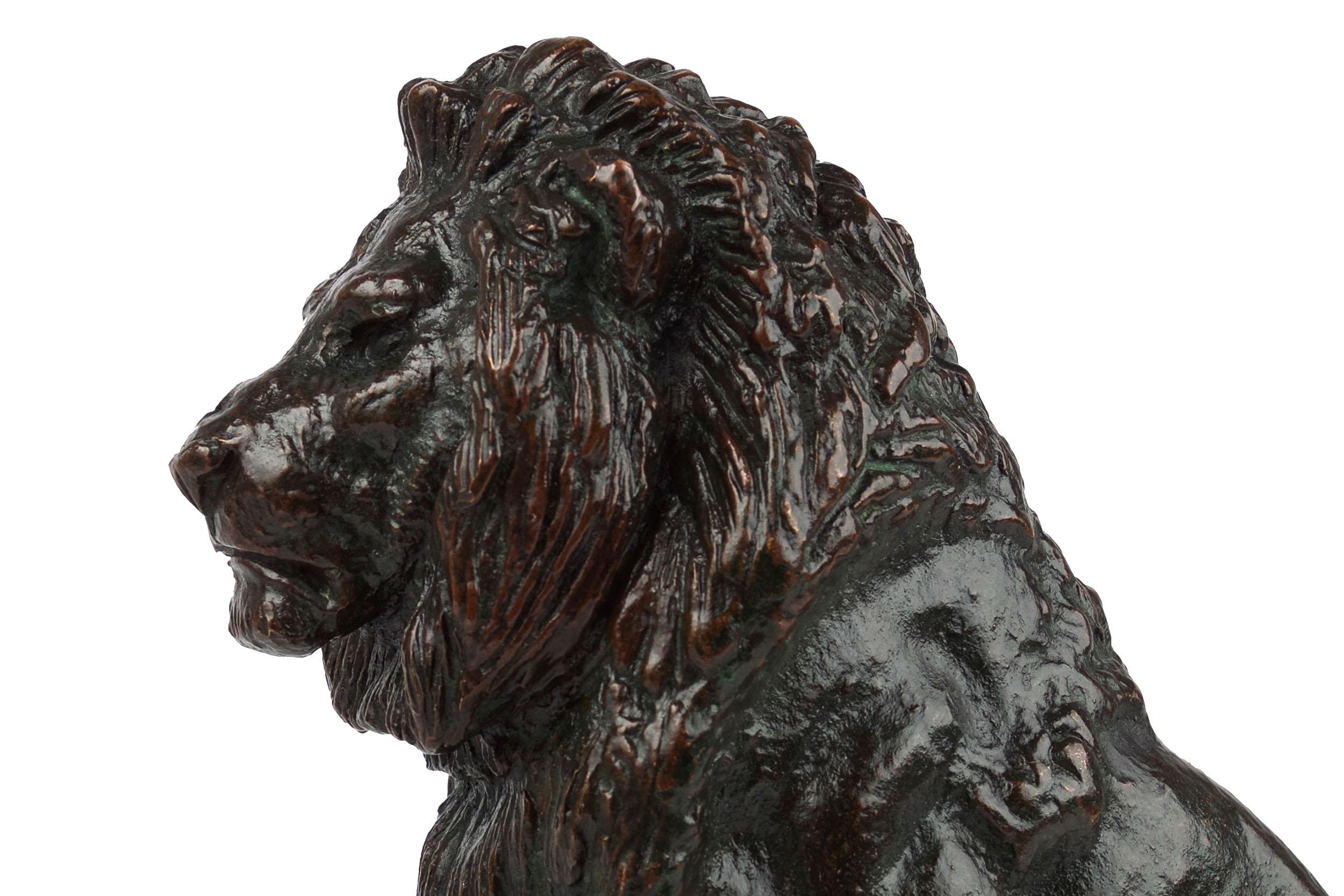 Rare sculpture française en bronze ancien représentant un lion Assis n°2 d'après Antoine-Louis Barye en vente 8