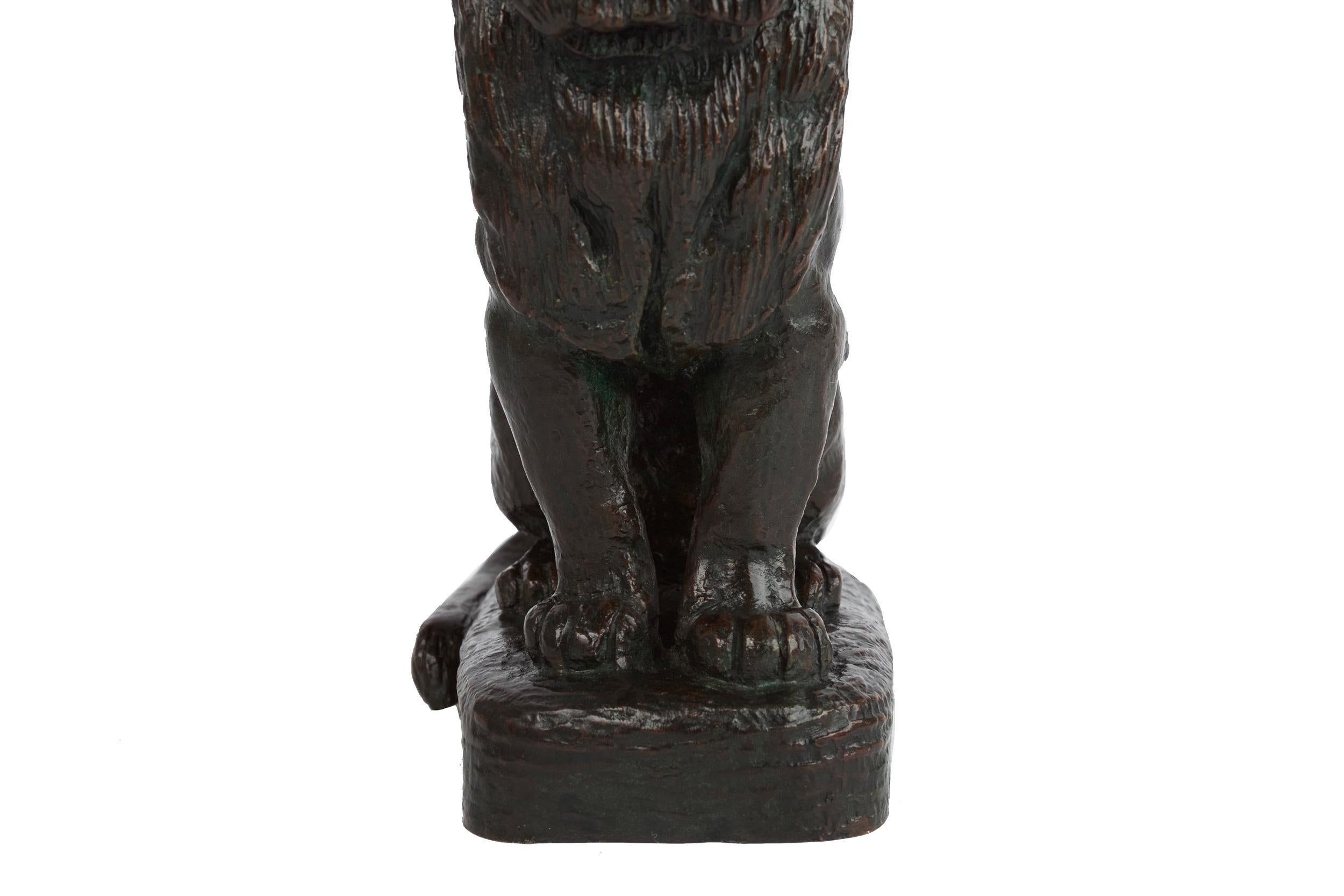 Rare sculpture française en bronze ancien représentant un lion Assis n°2 d'après Antoine-Louis Barye en vente 9