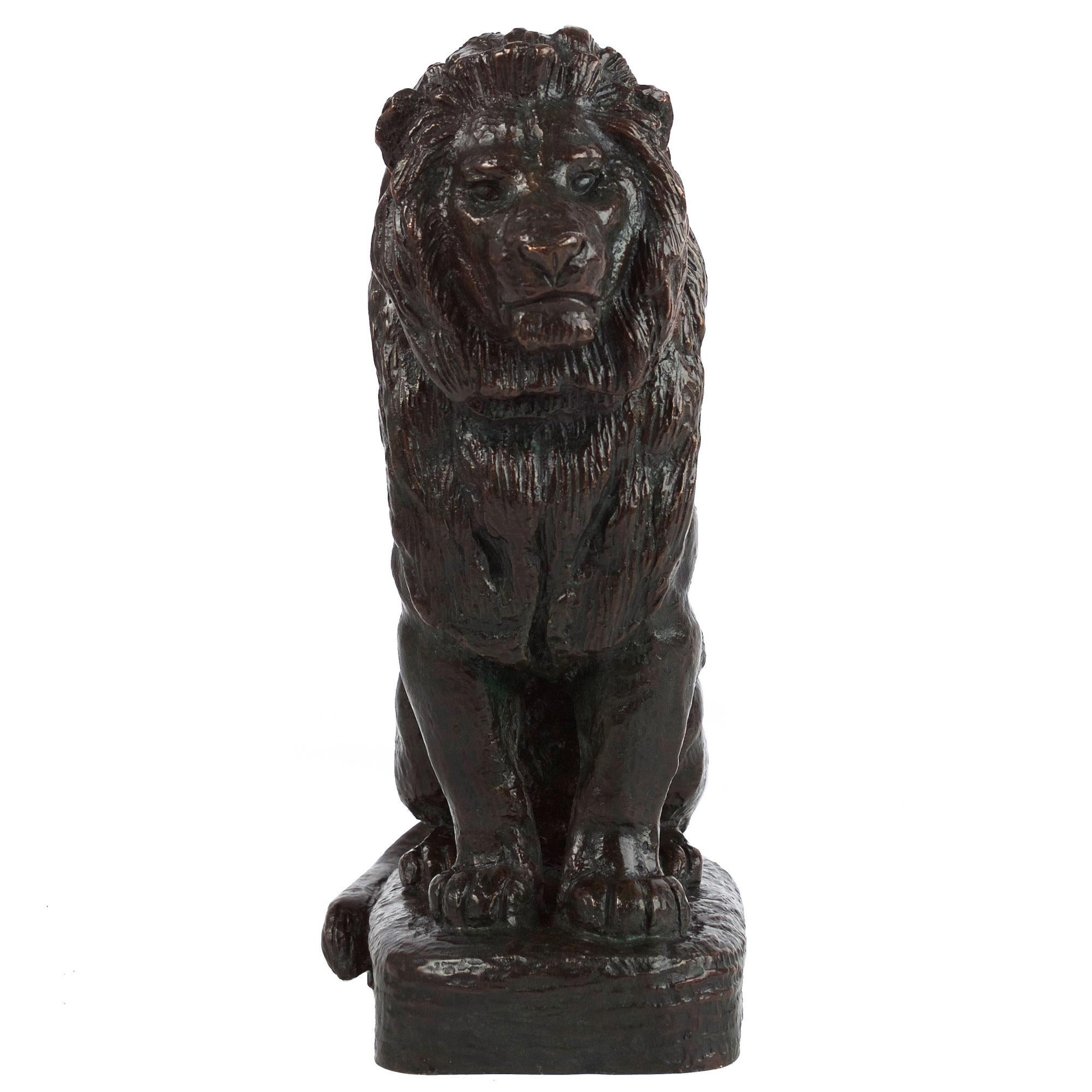 Français Rare sculpture française en bronze ancien représentant un lion Assis n°2 d'après Antoine-Louis Barye en vente