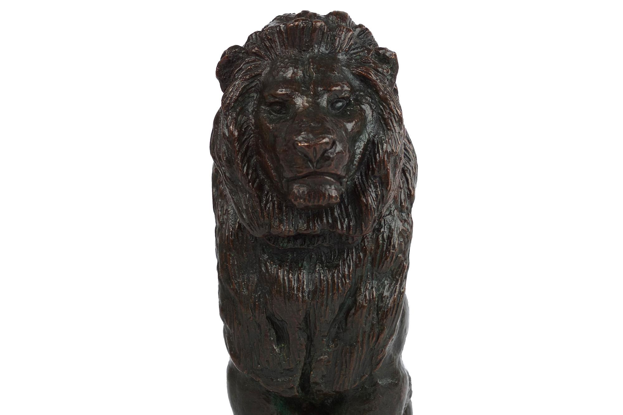 Bronze Rare sculpture française en bronze ancien représentant un lion Assis n°2 d'après Antoine-Louis Barye en vente