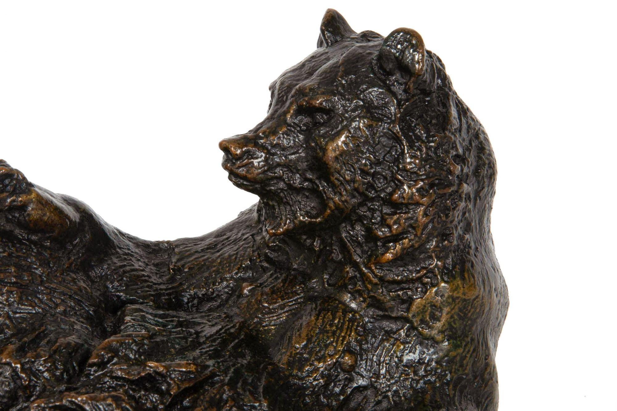 Rare sculpture française en bronze ancien représentant un ours assis par Antoine-Louis Barye 4