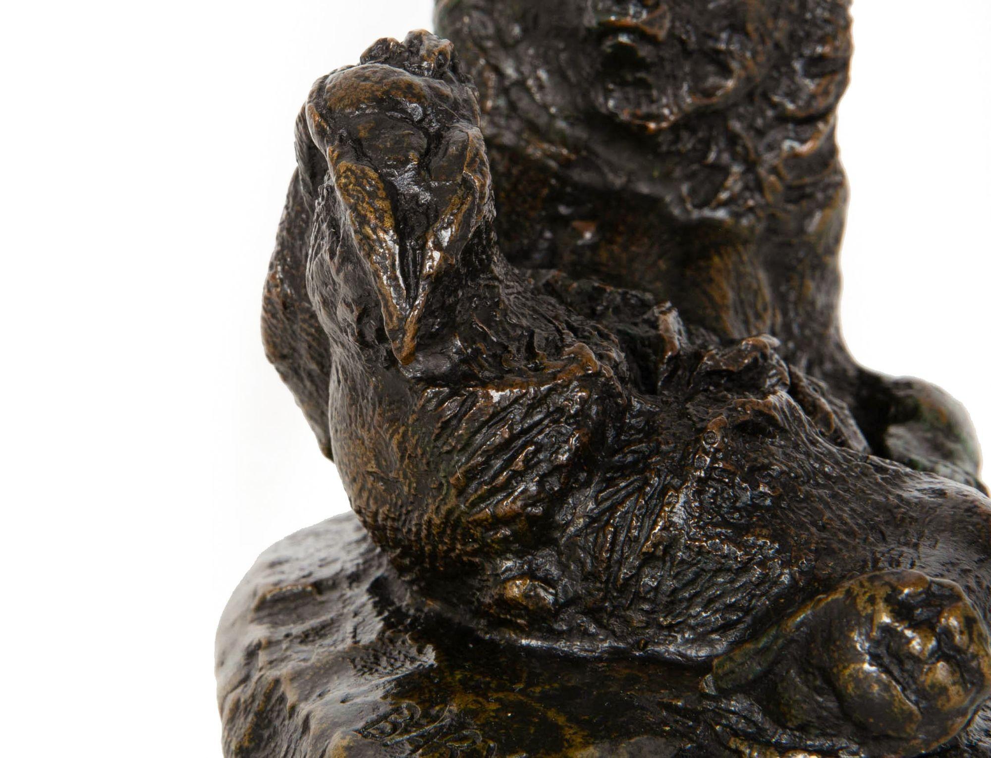 Rare sculpture française en bronze ancien représentant un ours assis par Antoine-Louis Barye 5