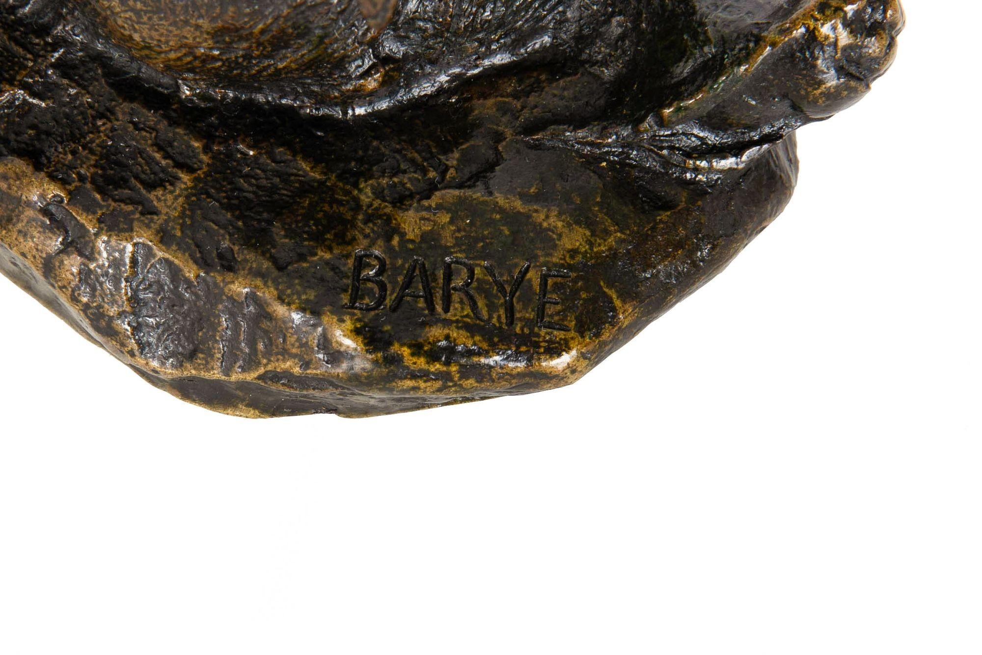 Rare sculpture française en bronze ancien représentant un ours assis par Antoine-Louis Barye 7