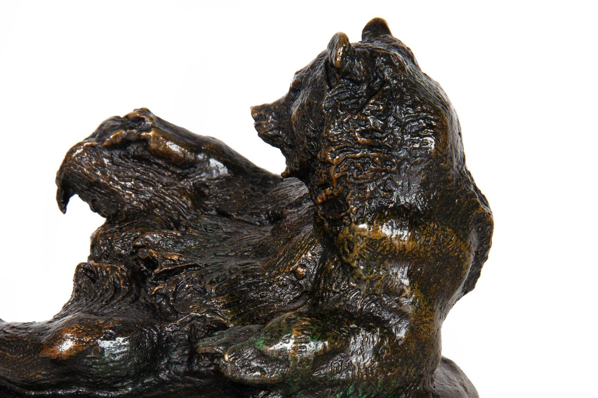 Rare sculpture française en bronze ancien représentant un ours assis par Antoine-Louis Barye 9