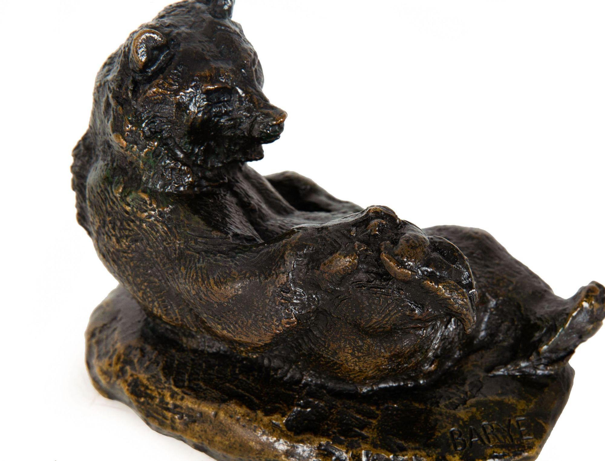 Rare sculpture française en bronze ancien représentant un ours assis par Antoine-Louis Barye 10