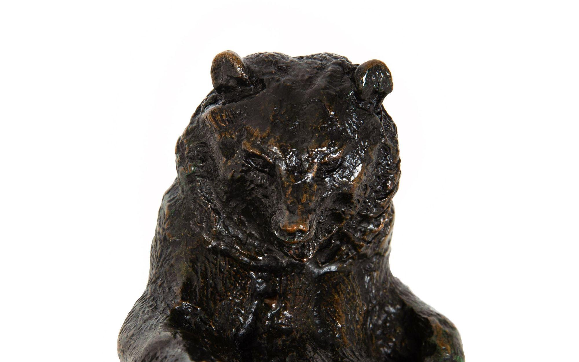 Rare sculpture française en bronze ancien représentant un ours assis par Antoine-Louis Barye 12