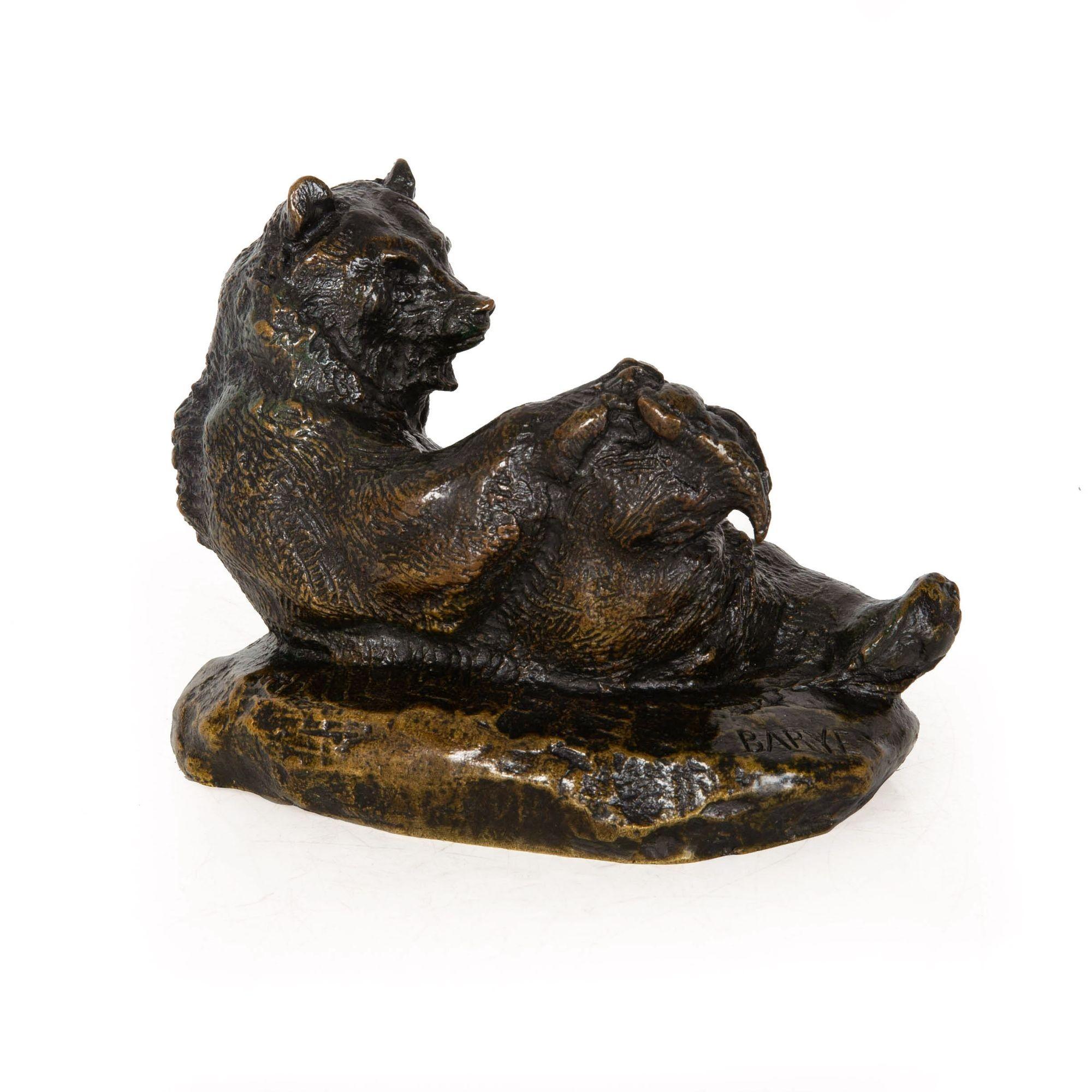 Romantique Rare sculpture française en bronze ancien représentant un ours assis par Antoine-Louis Barye