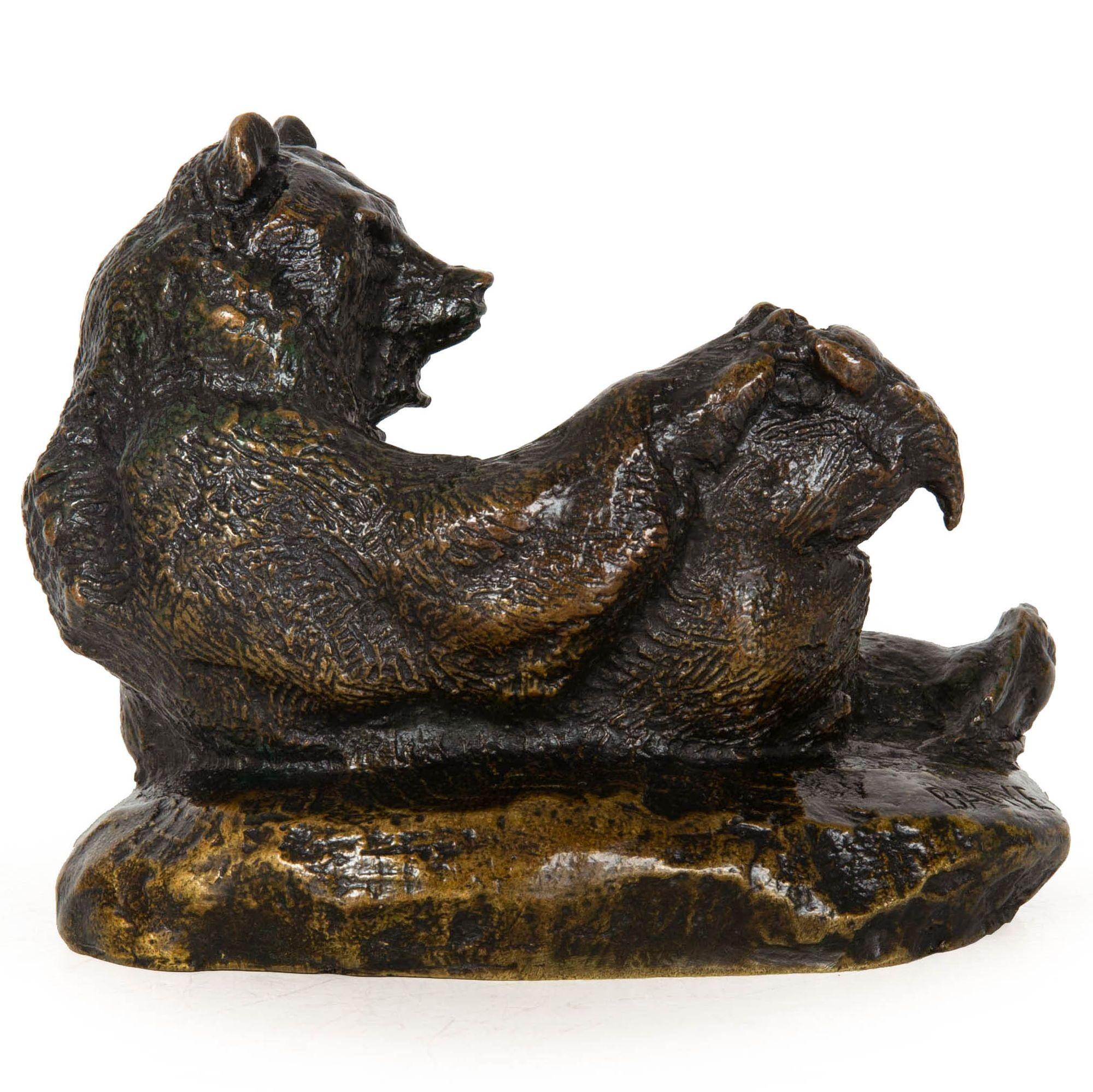 Français Rare sculpture française en bronze ancien représentant un ours assis par Antoine-Louis Barye