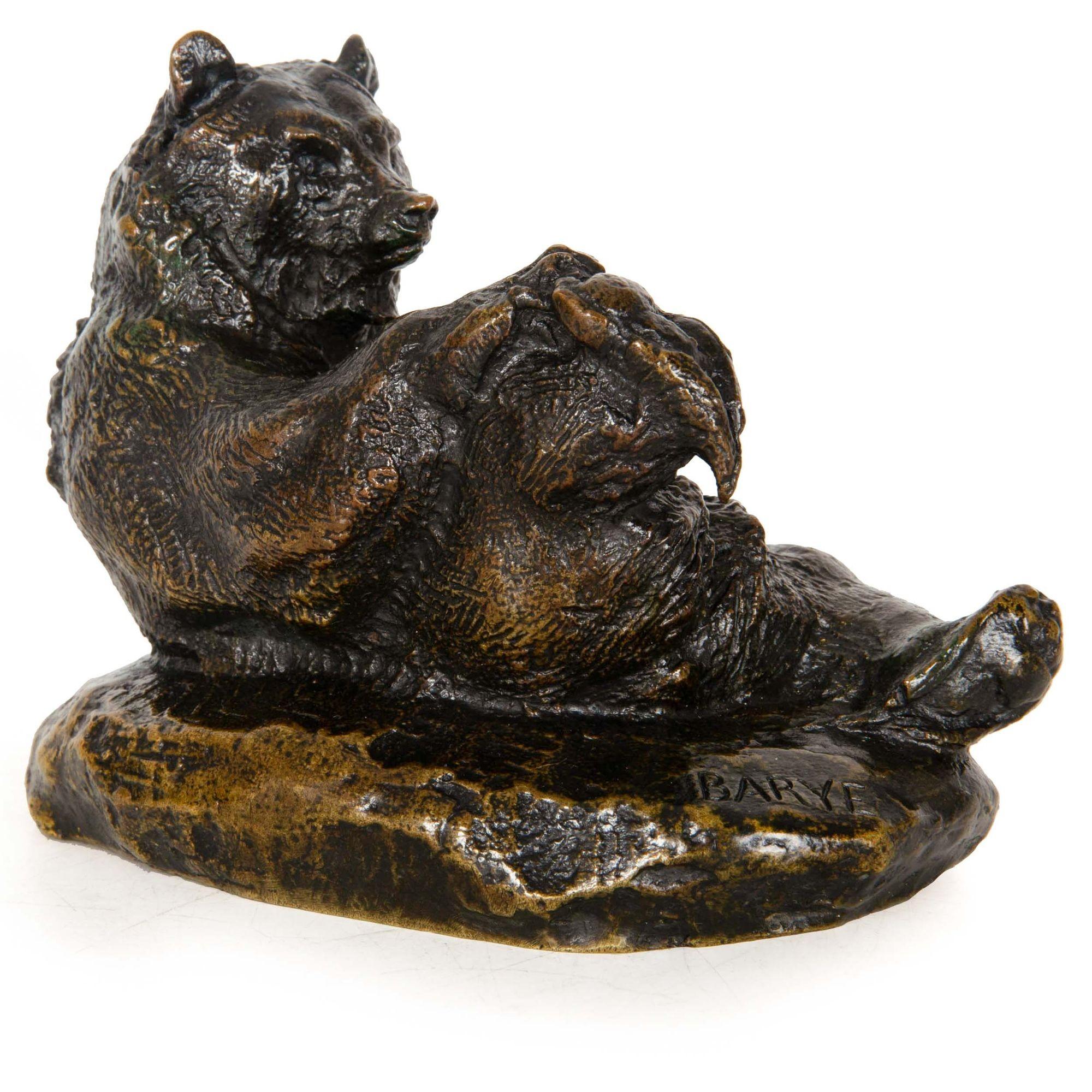 Rare sculpture française en bronze ancien représentant un ours assis par Antoine-Louis Barye Bon état à Shippensburg, PA