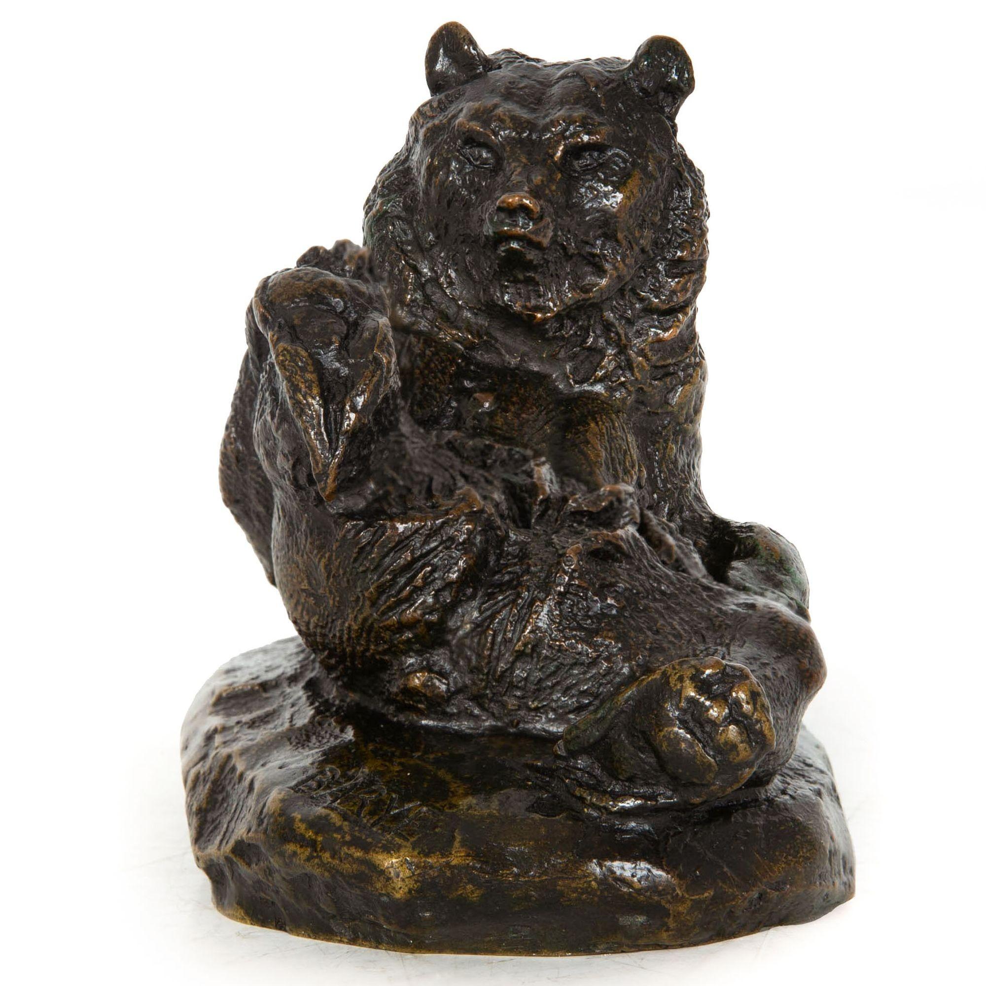 XIXe siècle Rare sculpture française en bronze ancien représentant un ours assis par Antoine-Louis Barye