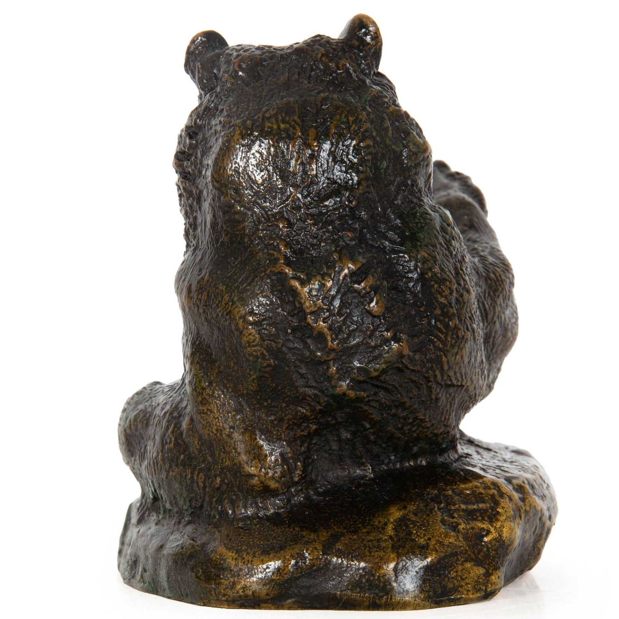 Rare sculpture française en bronze ancien représentant un ours assis par Antoine-Louis Barye 1