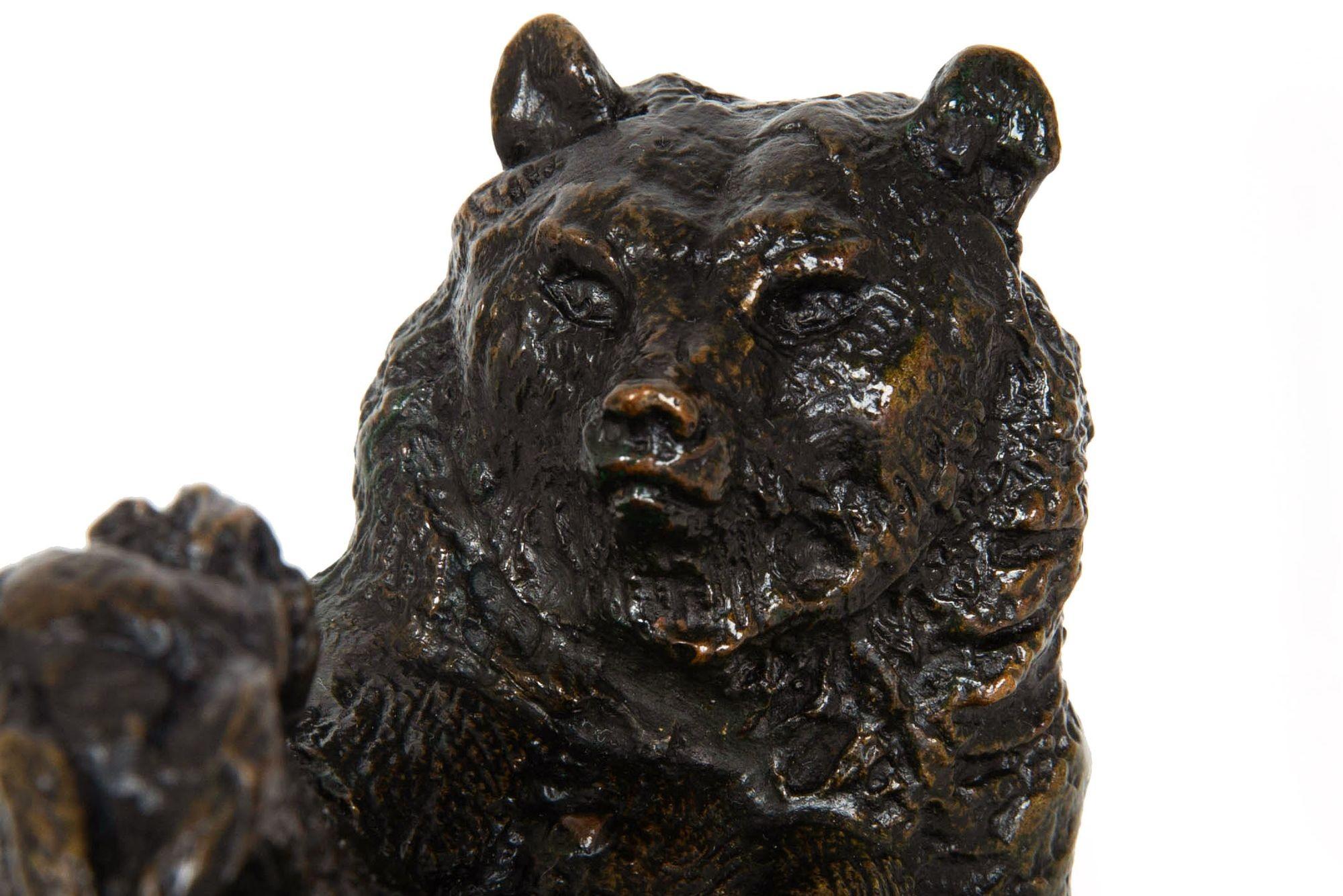 Rare sculpture française en bronze ancien représentant un ours assis par Antoine-Louis Barye 2
