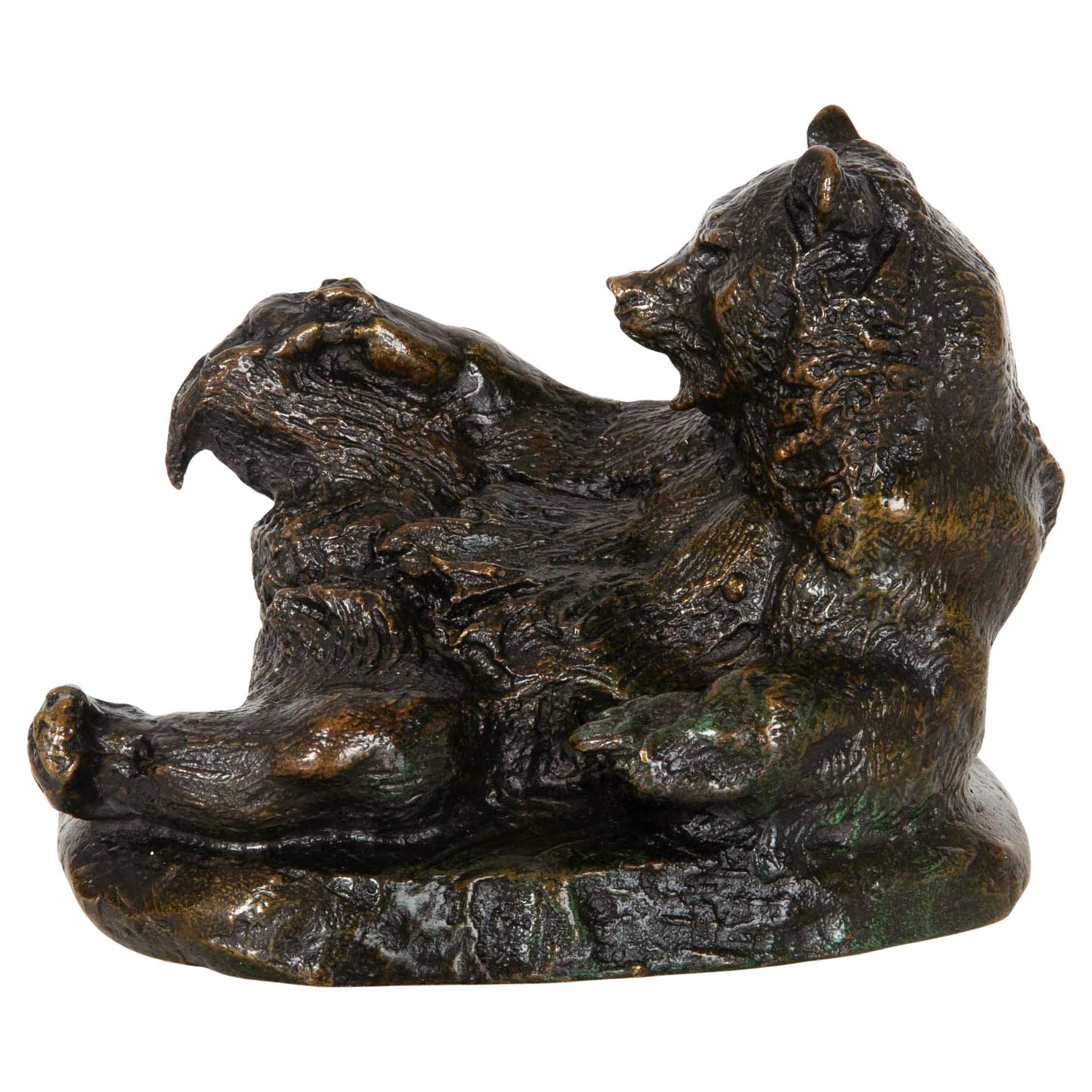 Rare sculpture française en bronze ancien représentant un ours assis par Antoine-Louis Barye
