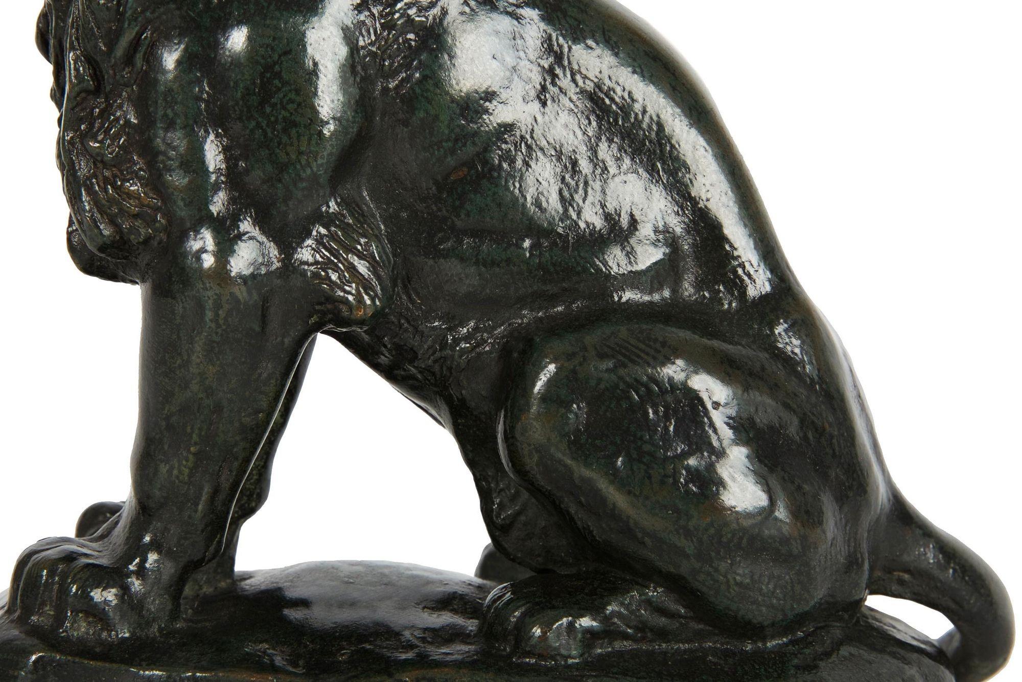 Bronze Rare sculpture française en bronze ancien représentant un lion assis n° 4 d'après Antoine-Louis Barye en vente