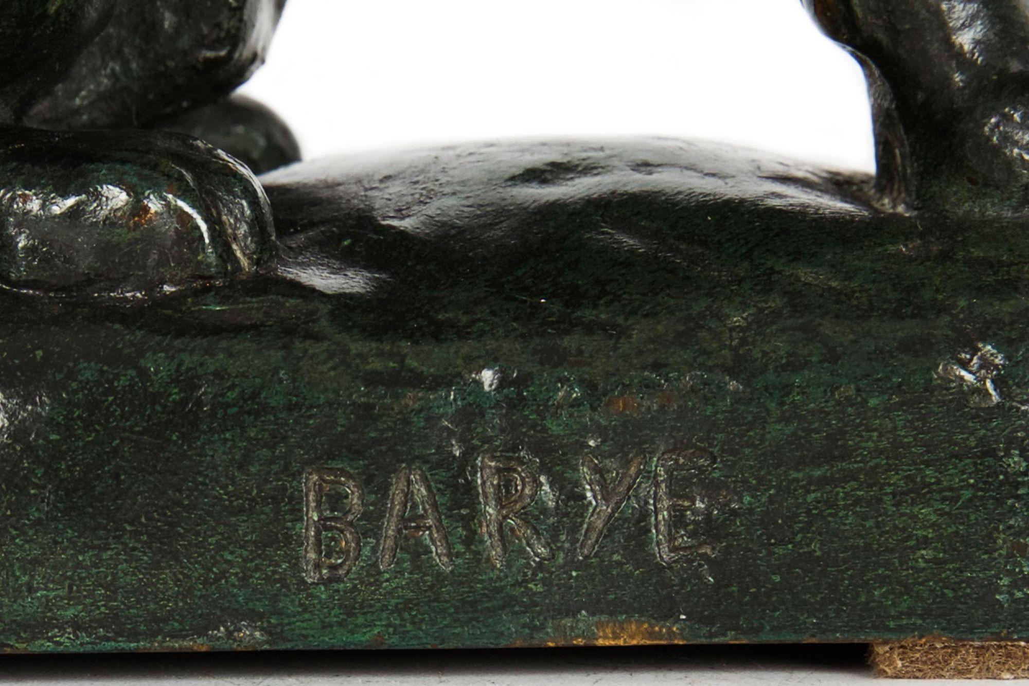 Rare sculpture française en bronze ancien représentant un lion assis n° 4 d'après Antoine-Louis Barye en vente 1