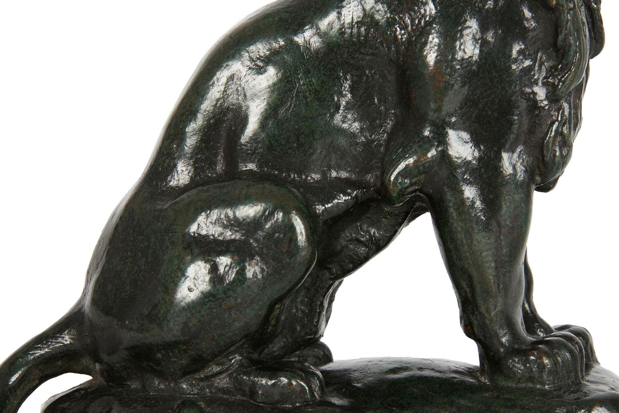 Rare sculpture française en bronze ancien représentant un lion assis n° 4 d'après Antoine-Louis Barye en vente 2