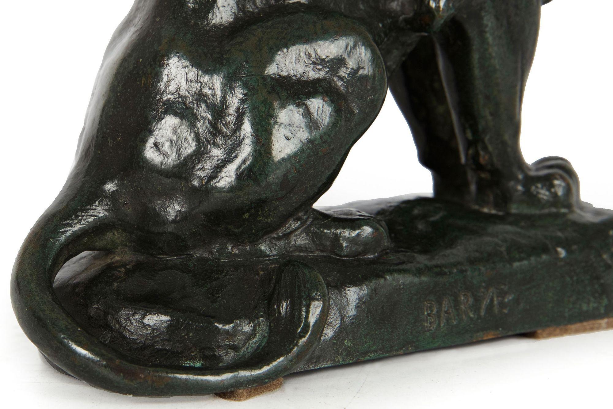 Rare sculpture française en bronze ancien représentant un lion assis n° 4 d'après Antoine-Louis Barye en vente 3