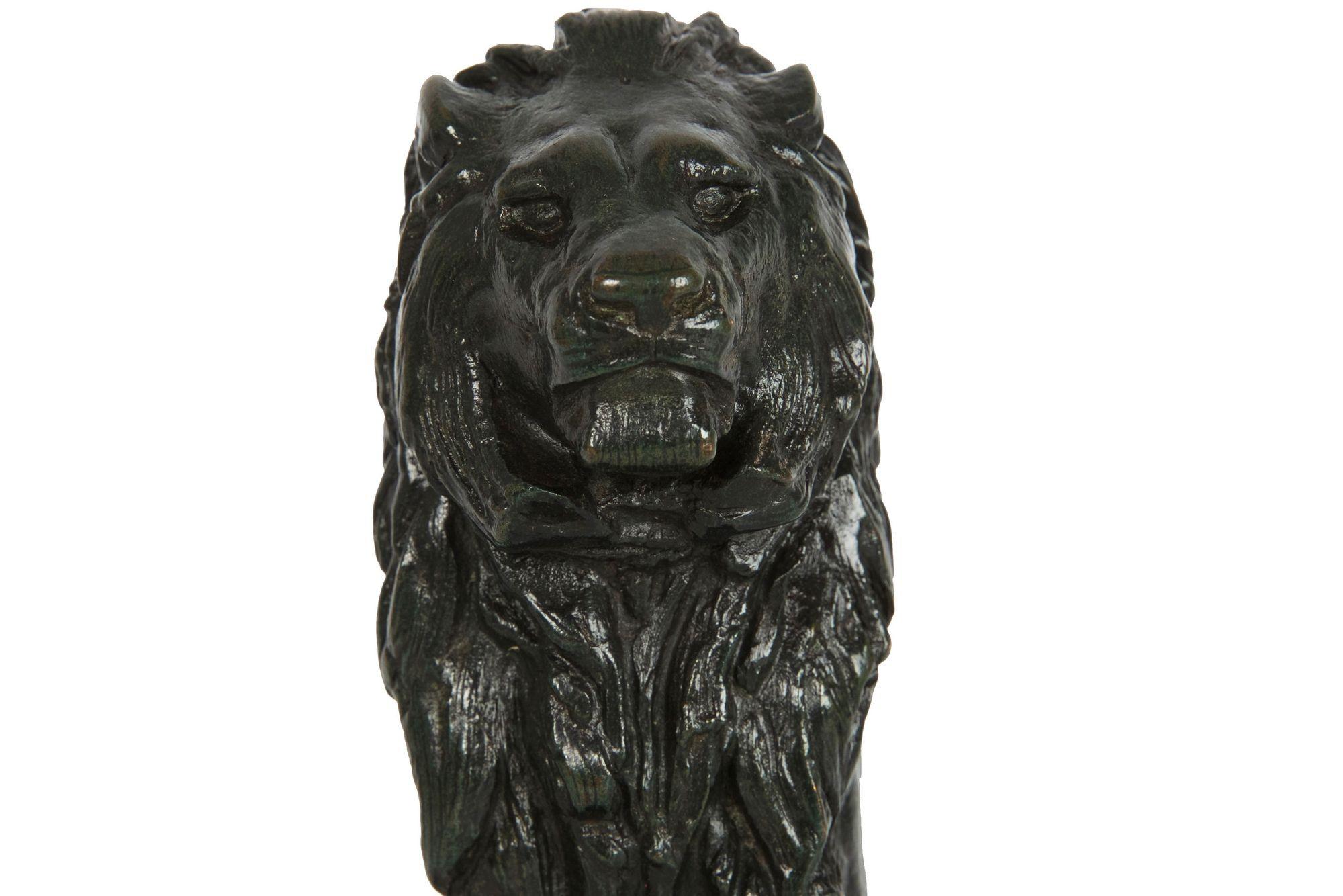 Romantique Rare sculpture française en bronze ancien représentant un lion assis n° 4 d'après Antoine-Louis Barye en vente