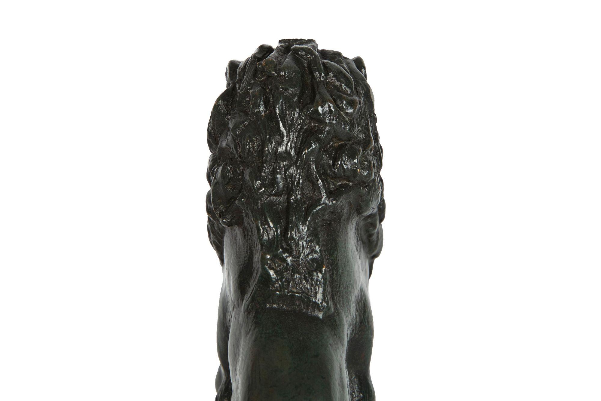 Français Rare sculpture française en bronze ancien représentant un lion assis n° 4 d'après Antoine-Louis Barye en vente