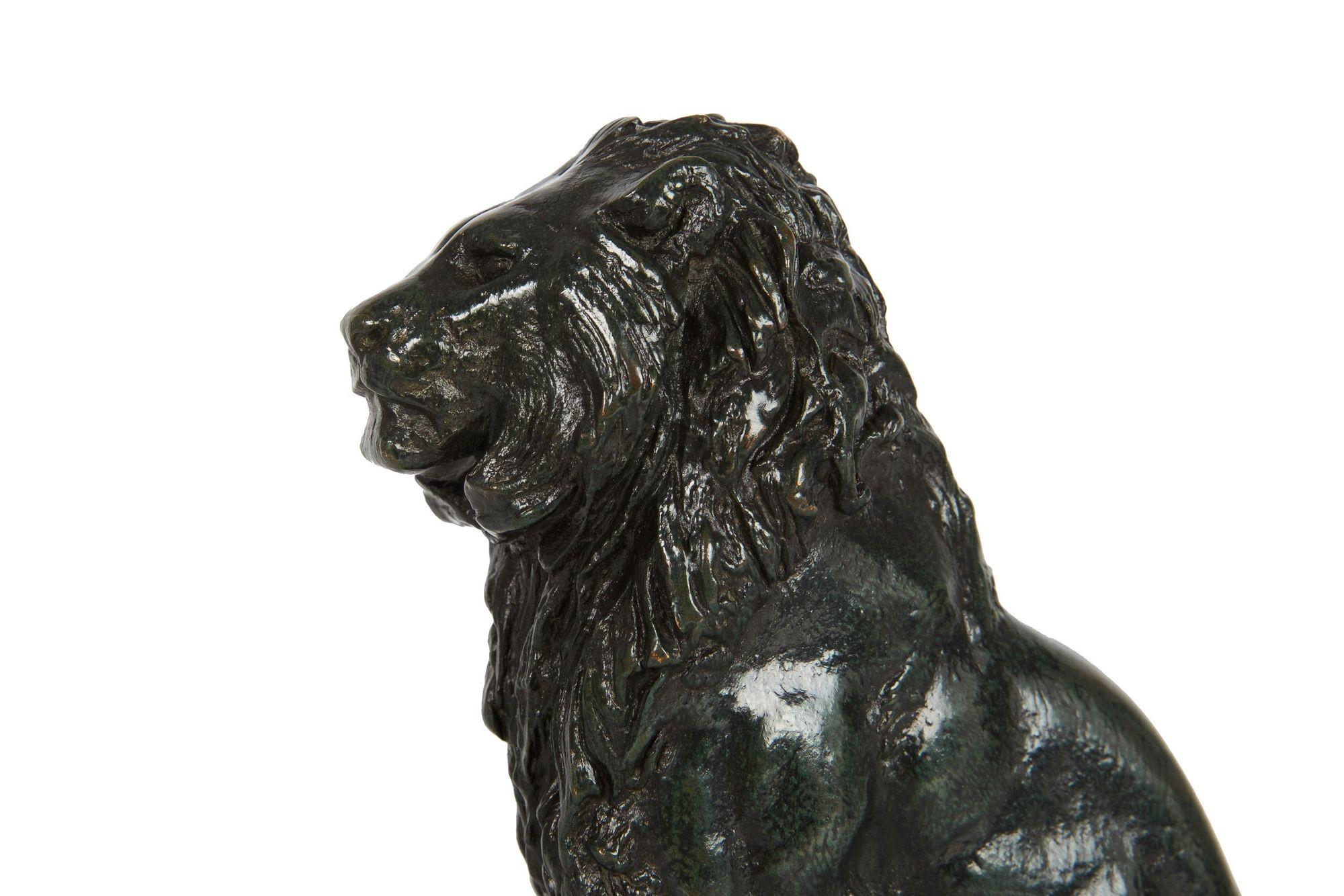 XIXe siècle Rare sculpture française en bronze ancien représentant un lion assis n° 4 d'après Antoine-Louis Barye en vente