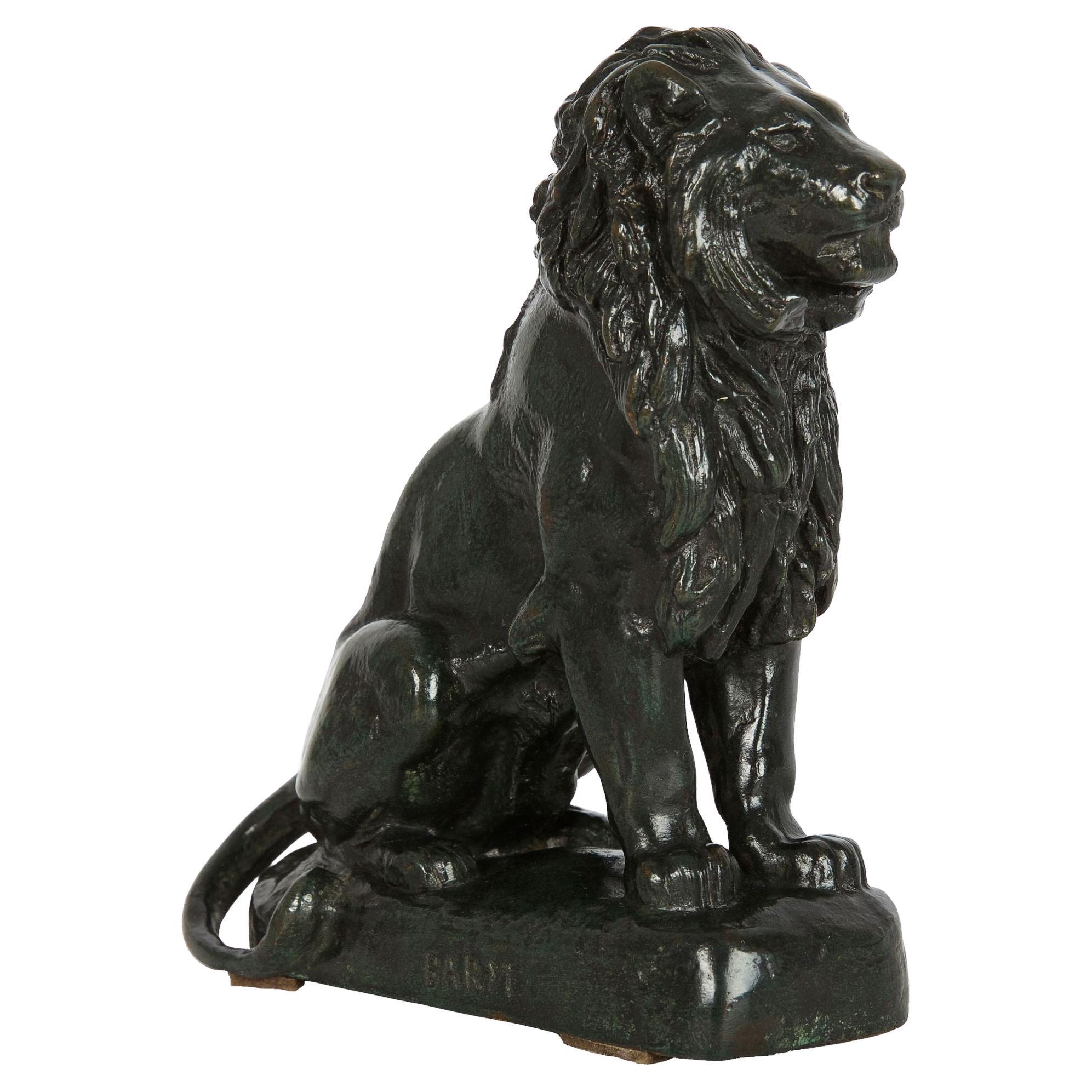 Rare sculpture française en bronze ancien représentant un lion assis n° 4 d'après Antoine-Louis Barye en vente