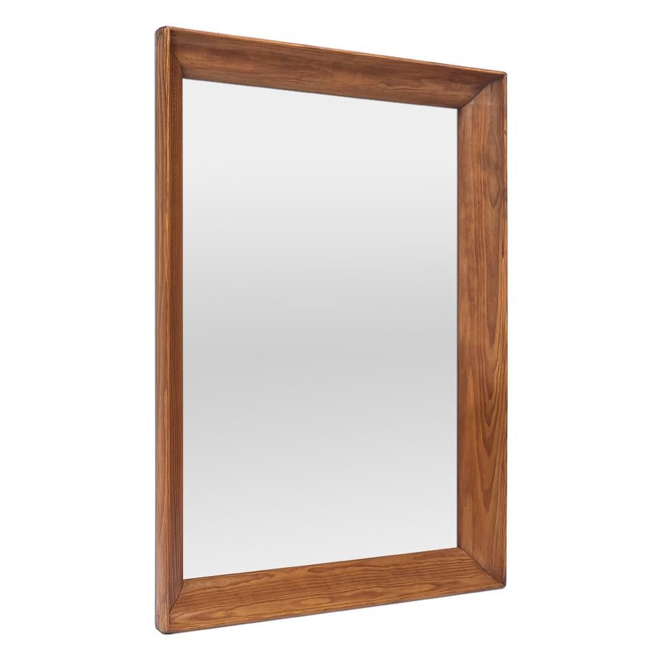 Miroir rectangulaire français ancien en bois de sapin naturel des années 50, avec moulure concave (pas de nœuds de bois). Largeur du cadre : 5,5 cm / 2,16 in. Miroir en verre moderne. Dos en bois. 