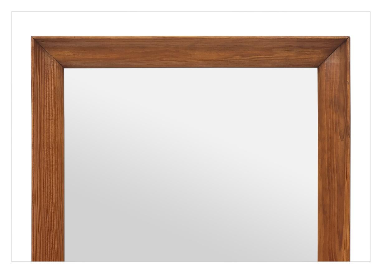 Français Rare cadre de miroir de forme concave en bois de sapin antique français, vers 1950 en vente