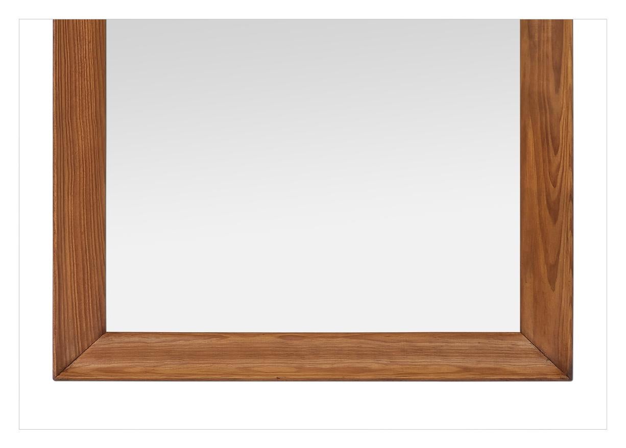Sculpté Rare cadre de miroir de forme concave en bois de sapin antique français, vers 1950 en vente
