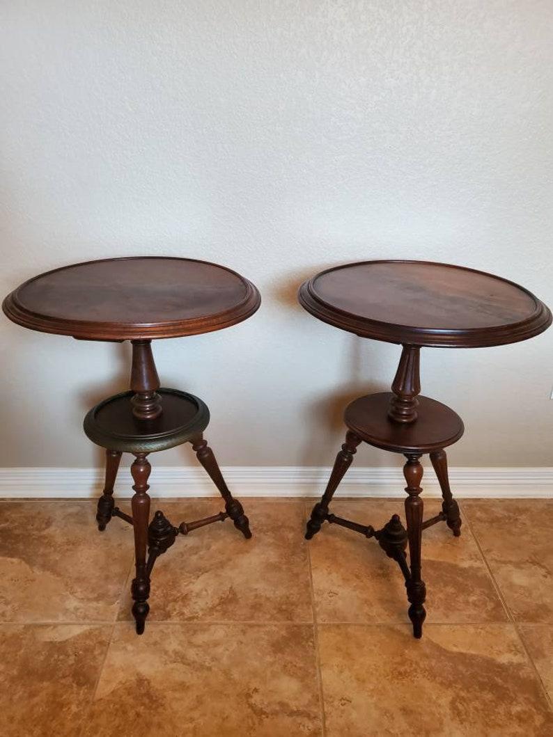 Français Rare paire de tables à thé françaises anciennes en acajou flamboyant avec plateau en forme de plat en vente