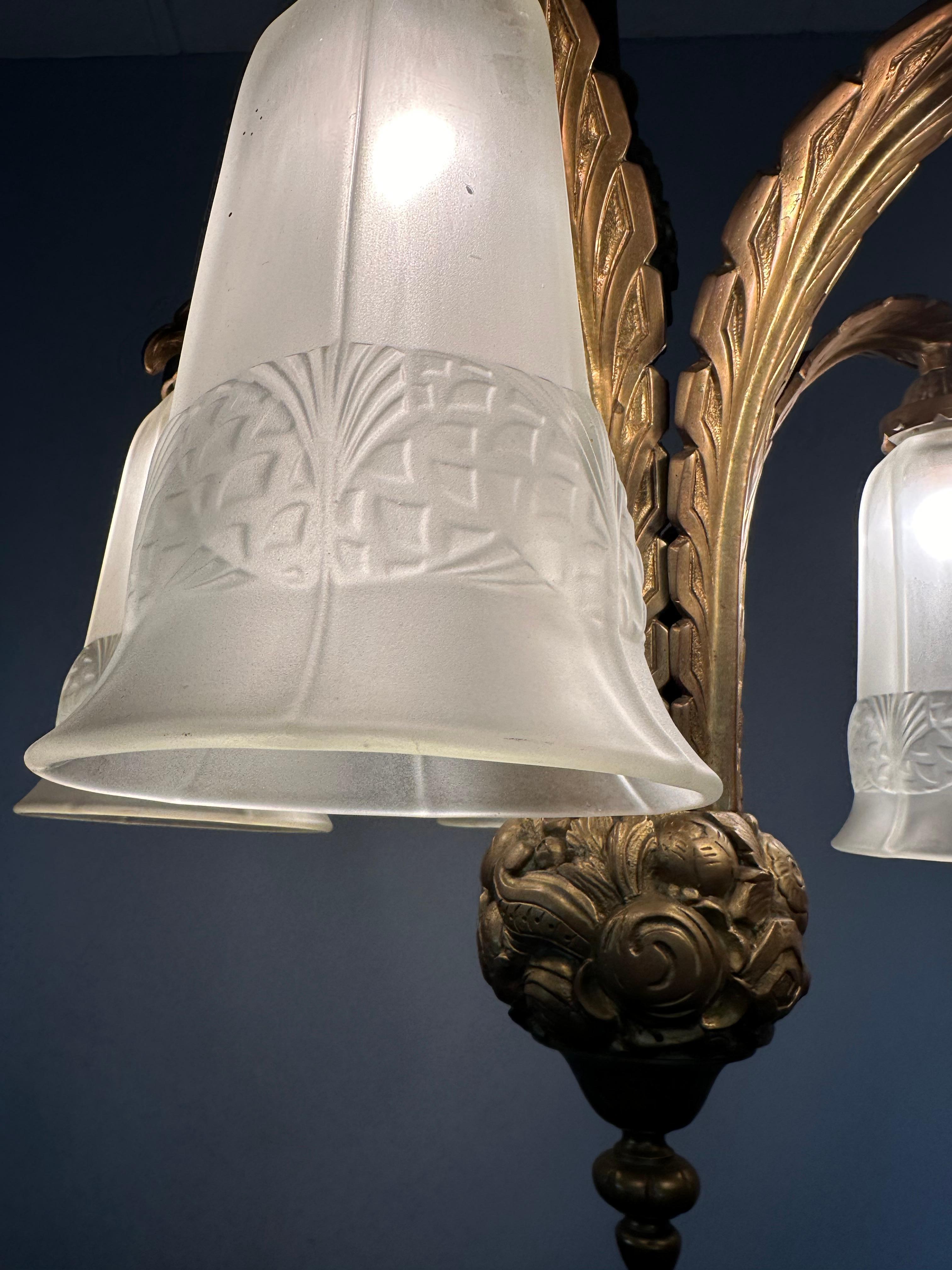 Raro lampadario francese Art Deco in bronzo con grandi paralumi in vetro pressato, 1930 ca. in vendita 2