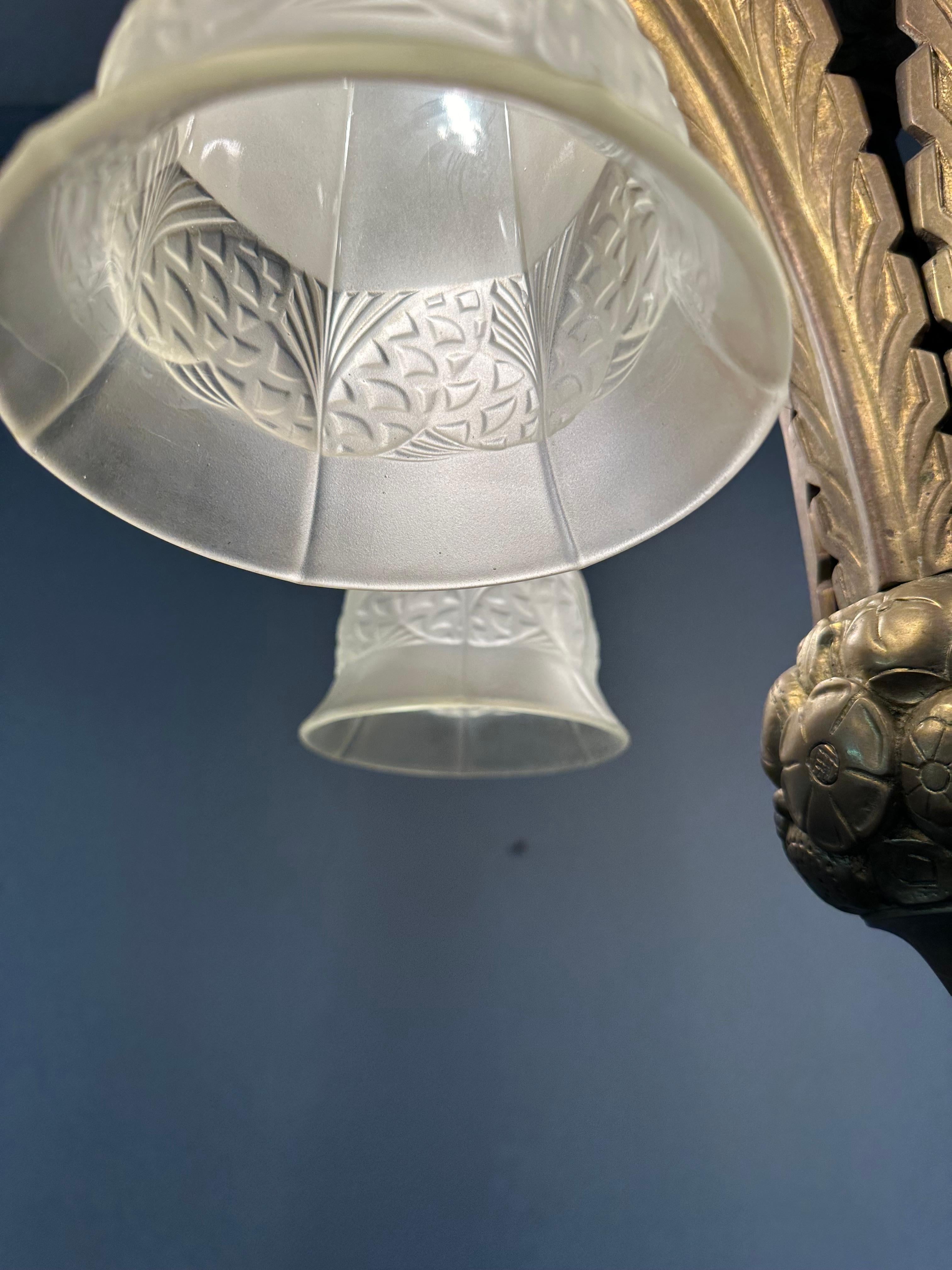 Raro lampadario francese Art Deco in bronzo con grandi paralumi in vetro pressato, 1930 ca. in vendita 3