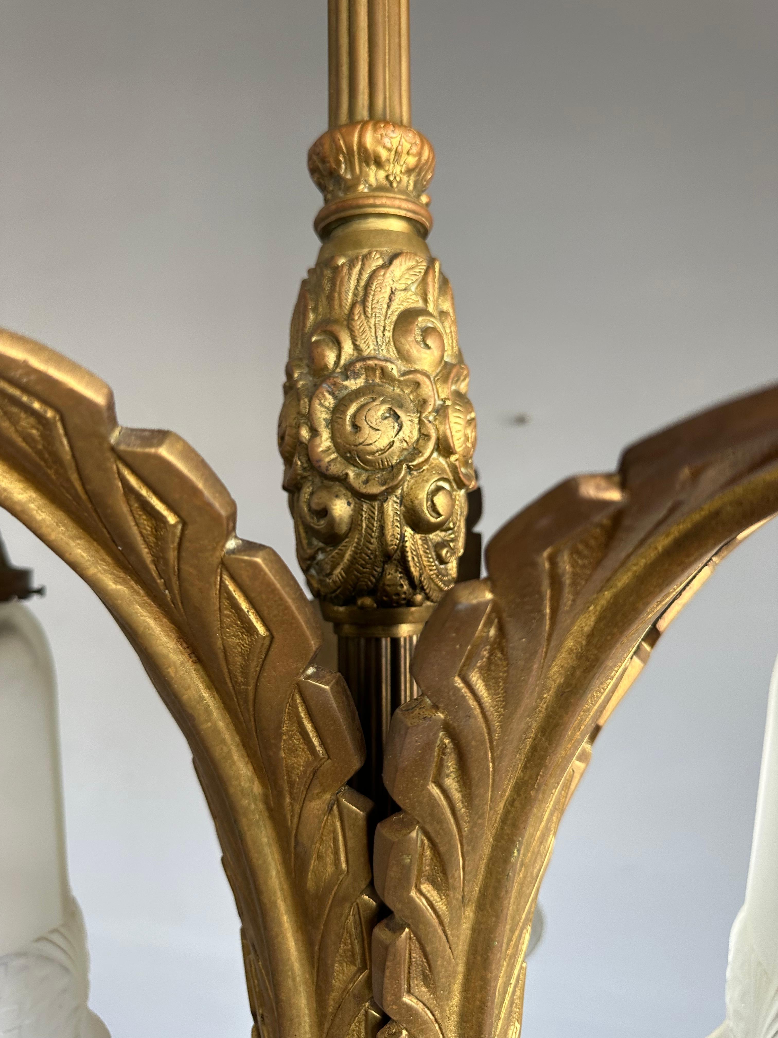 Raro lampadario francese Art Deco in bronzo con grandi paralumi in vetro pressato, 1930 ca. in vendita 4