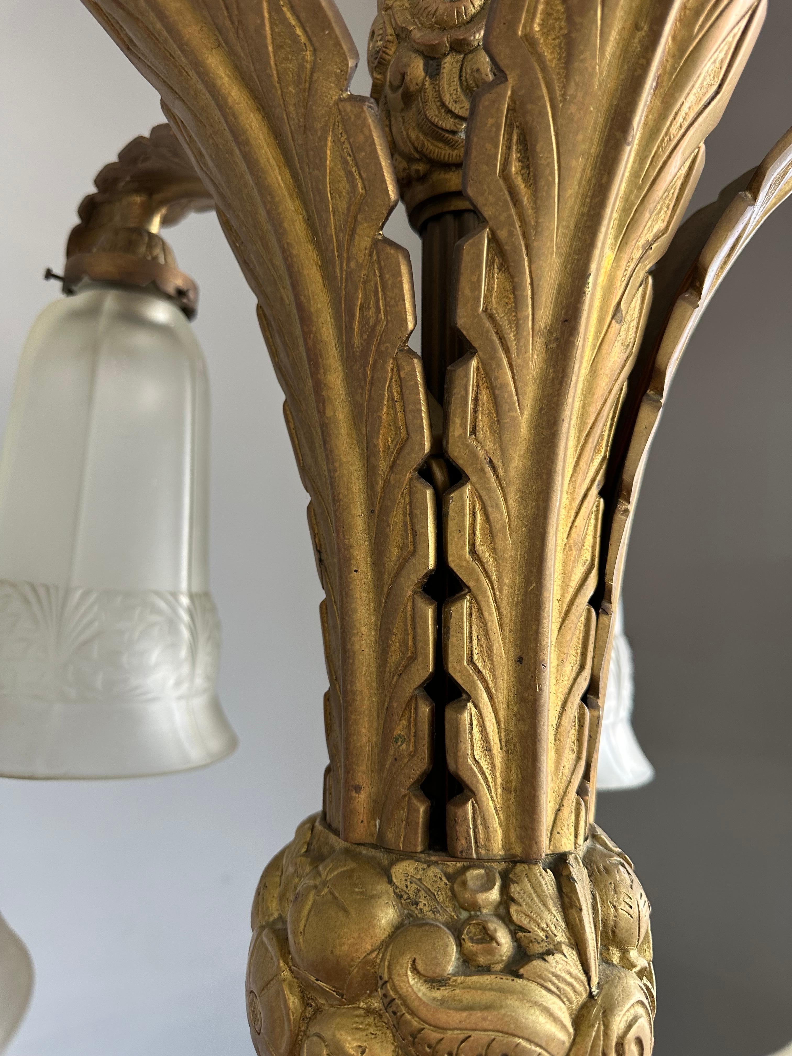 Raro lampadario francese Art Deco in bronzo con grandi paralumi in vetro pressato, 1930 ca. in vendita 5