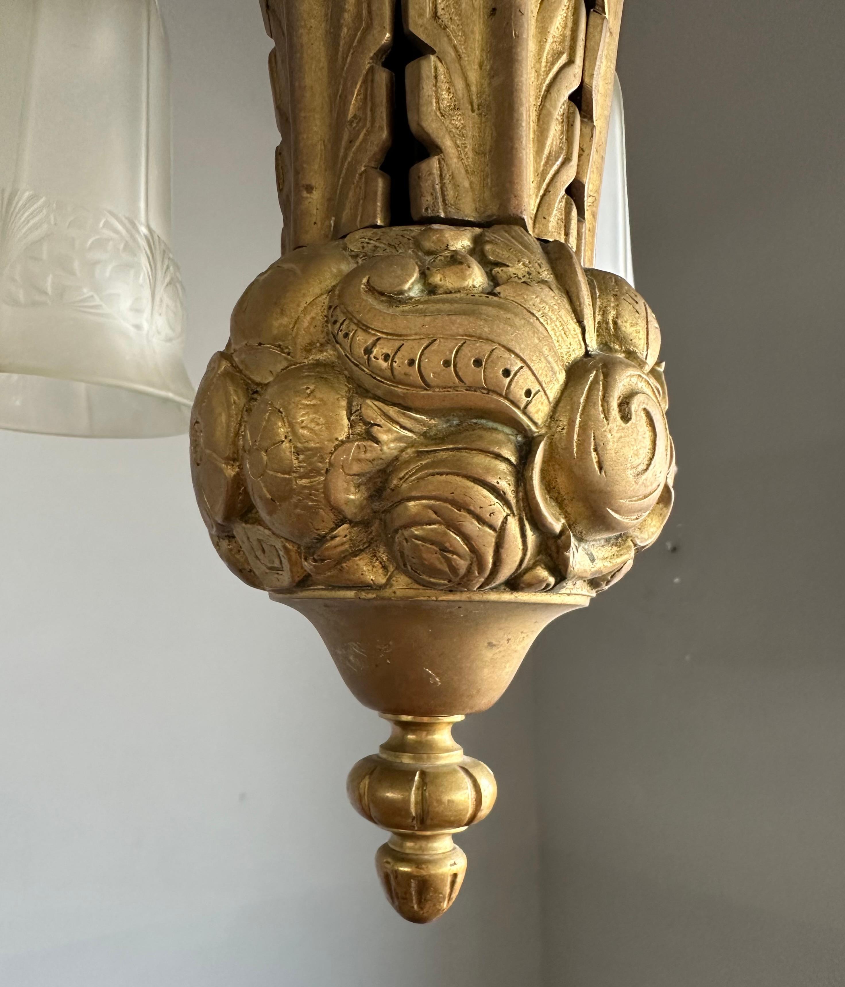 Raro lampadario francese Art Deco in bronzo con grandi paralumi in vetro pressato, 1930 ca. in vendita 6