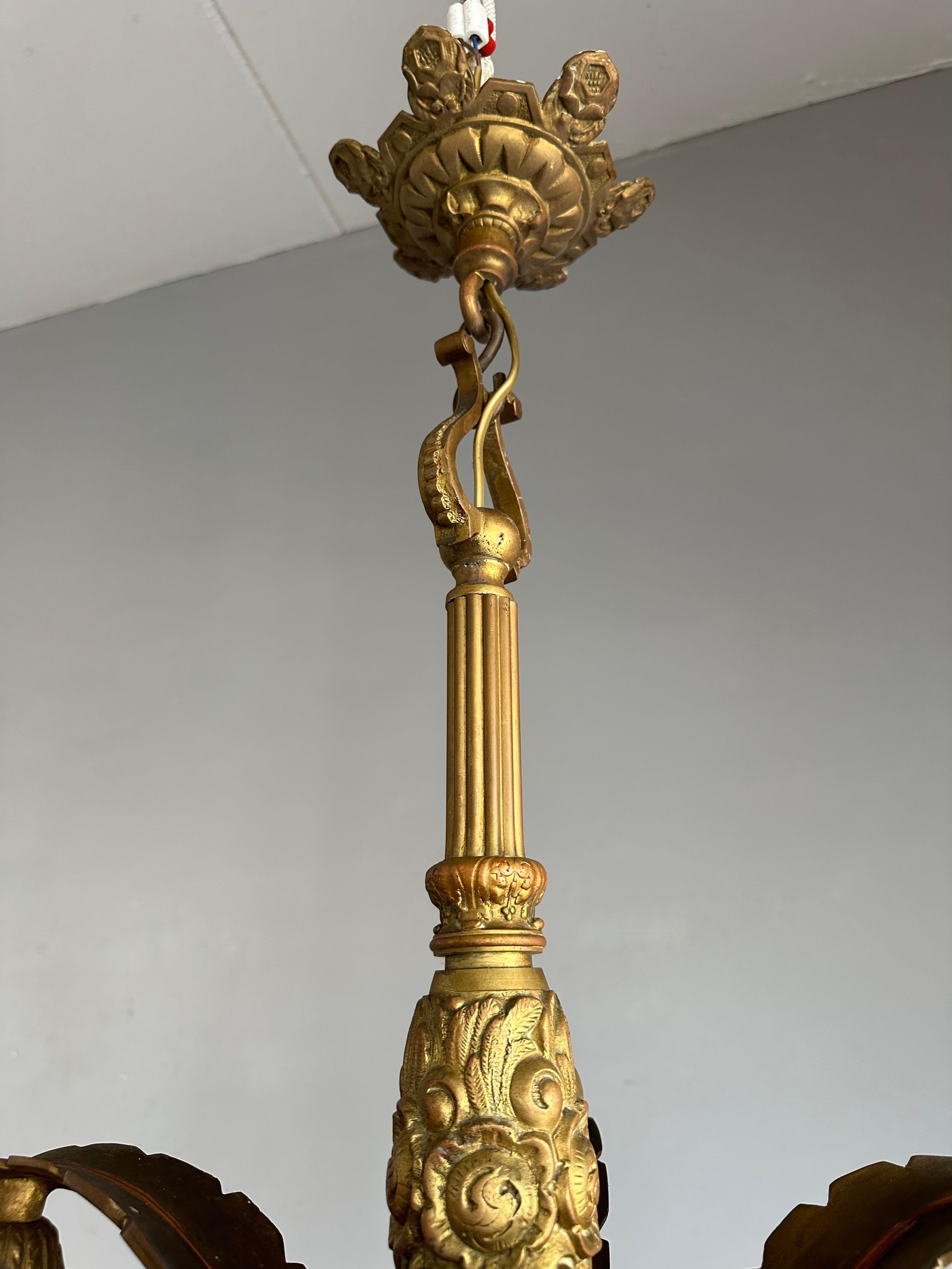 Raro lampadario francese Art Deco in bronzo con grandi paralumi in vetro pressato, 1930 ca. in vendita 7
