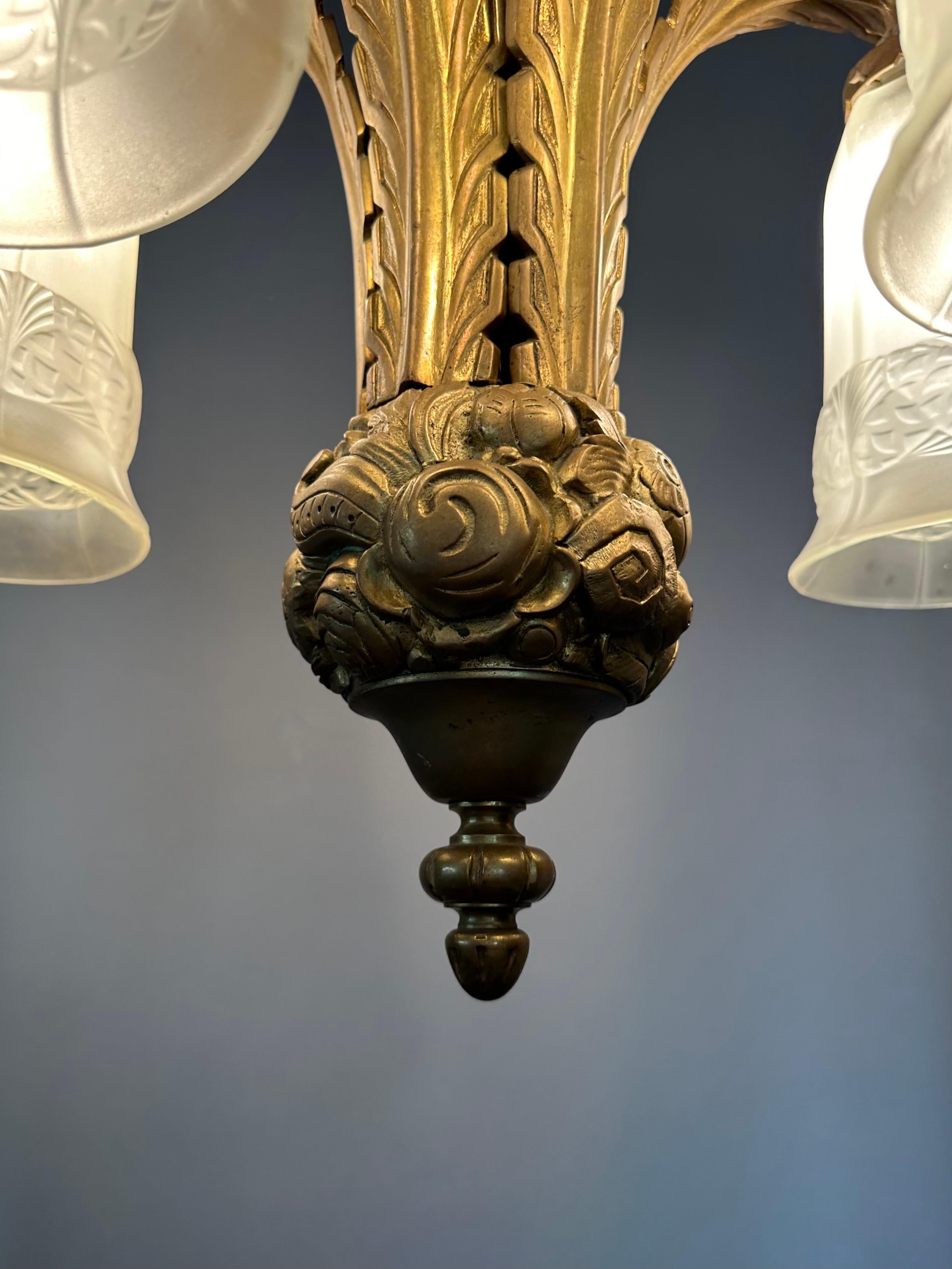Raro lampadario francese Art Deco in bronzo con grandi paralumi in vetro pressato, 1930 ca. in vendita 8