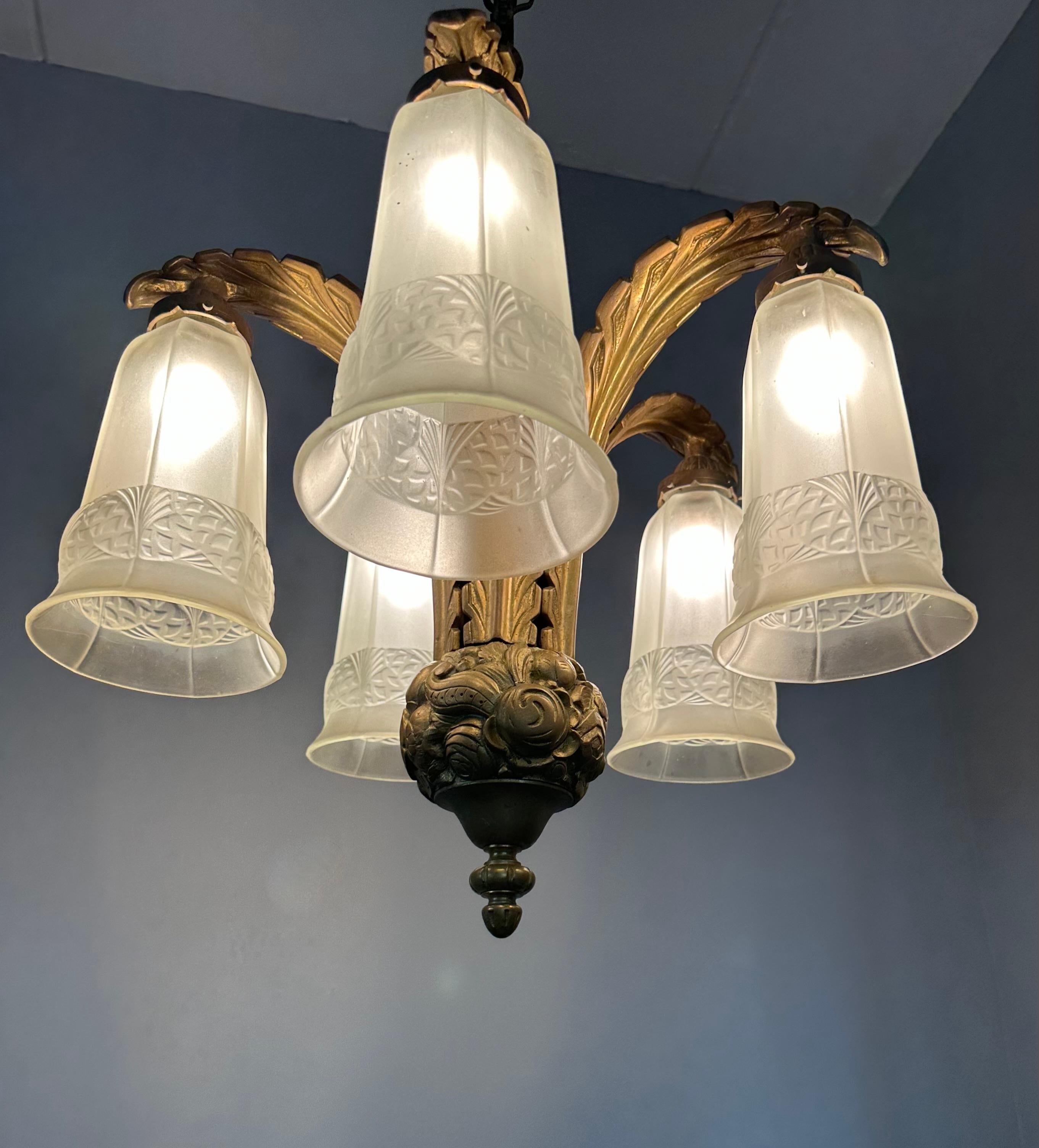Raro lampadario francese Art Deco in bronzo con grandi paralumi in vetro pressato, 1930 ca. in vendita 9