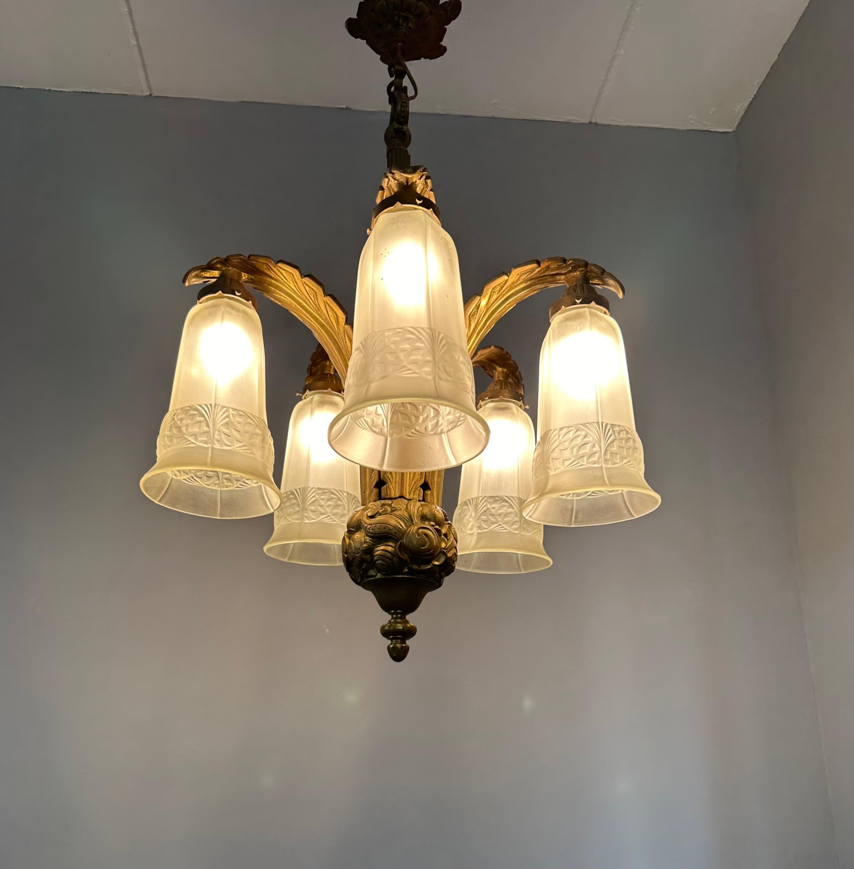 Raro lampadario francese Art Deco in bronzo con grandi paralumi in vetro pressato, 1930 ca. in vendita 11