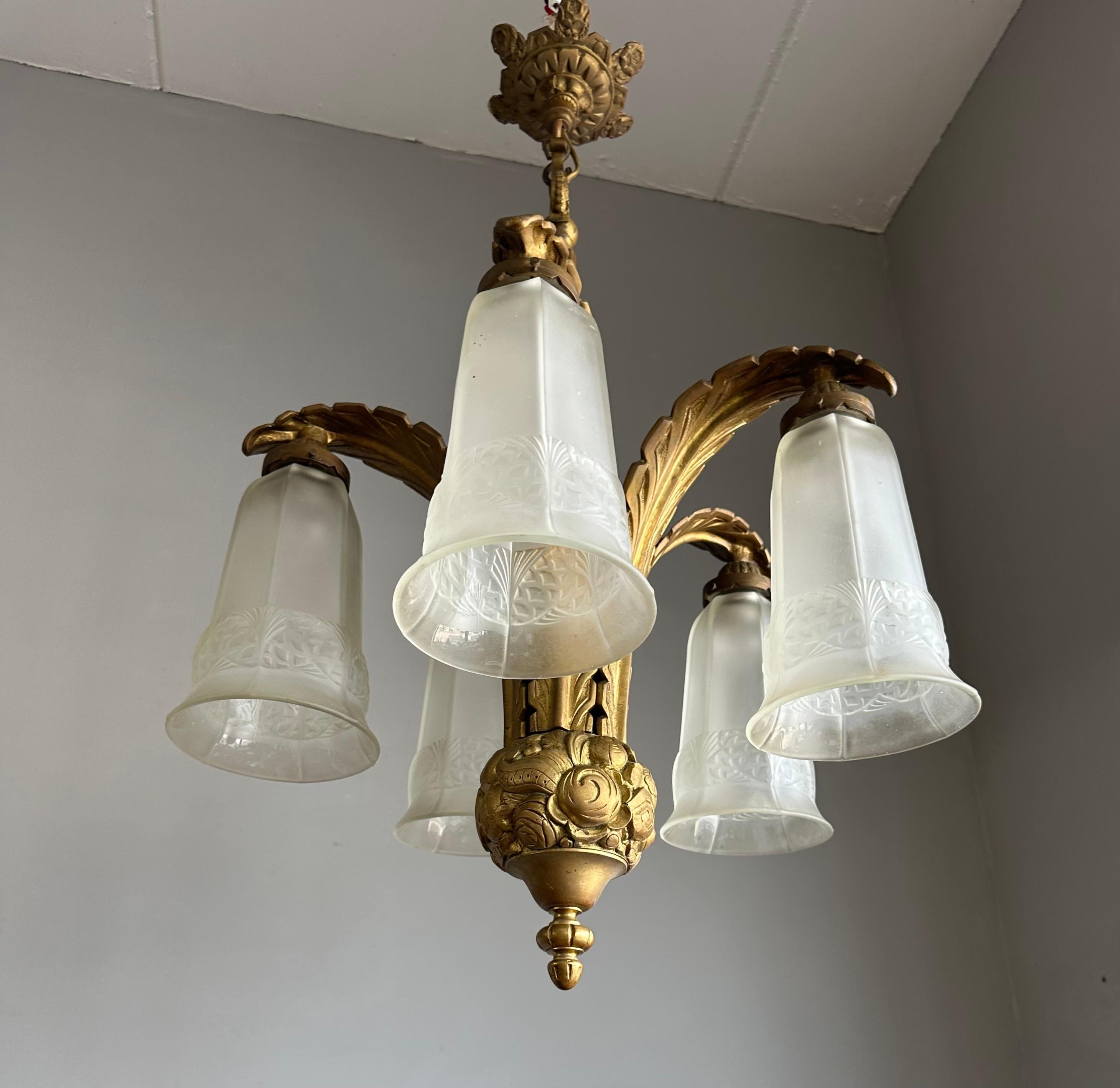 Lampadario in vetro artistico dal design meraviglioso, risalente agli anni d'oro dell'Art Déco europea.

Questo ciondolo incredibilmente elegante, disegnato e realizzato a mano in Francia, è in ottime condizioni ed è una gioia assoluta per gli