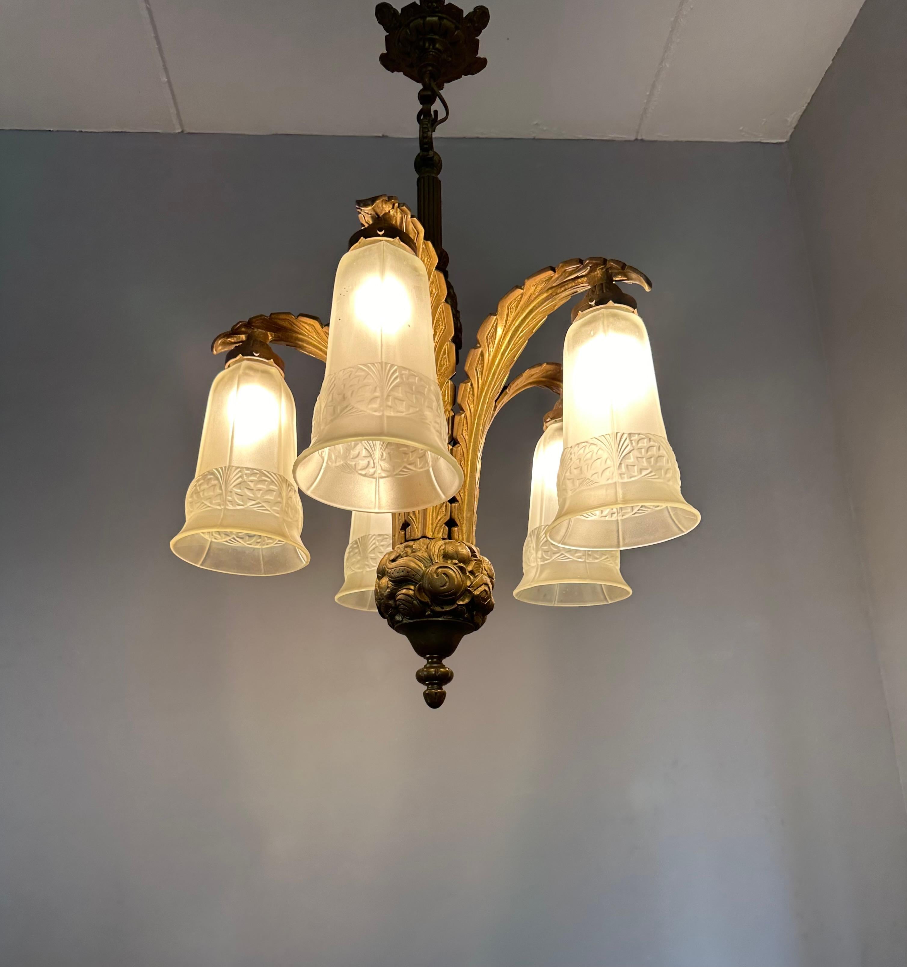Raro lampadario francese Art Deco in bronzo con grandi paralumi in vetro pressato, 1930 ca. in vendita 12