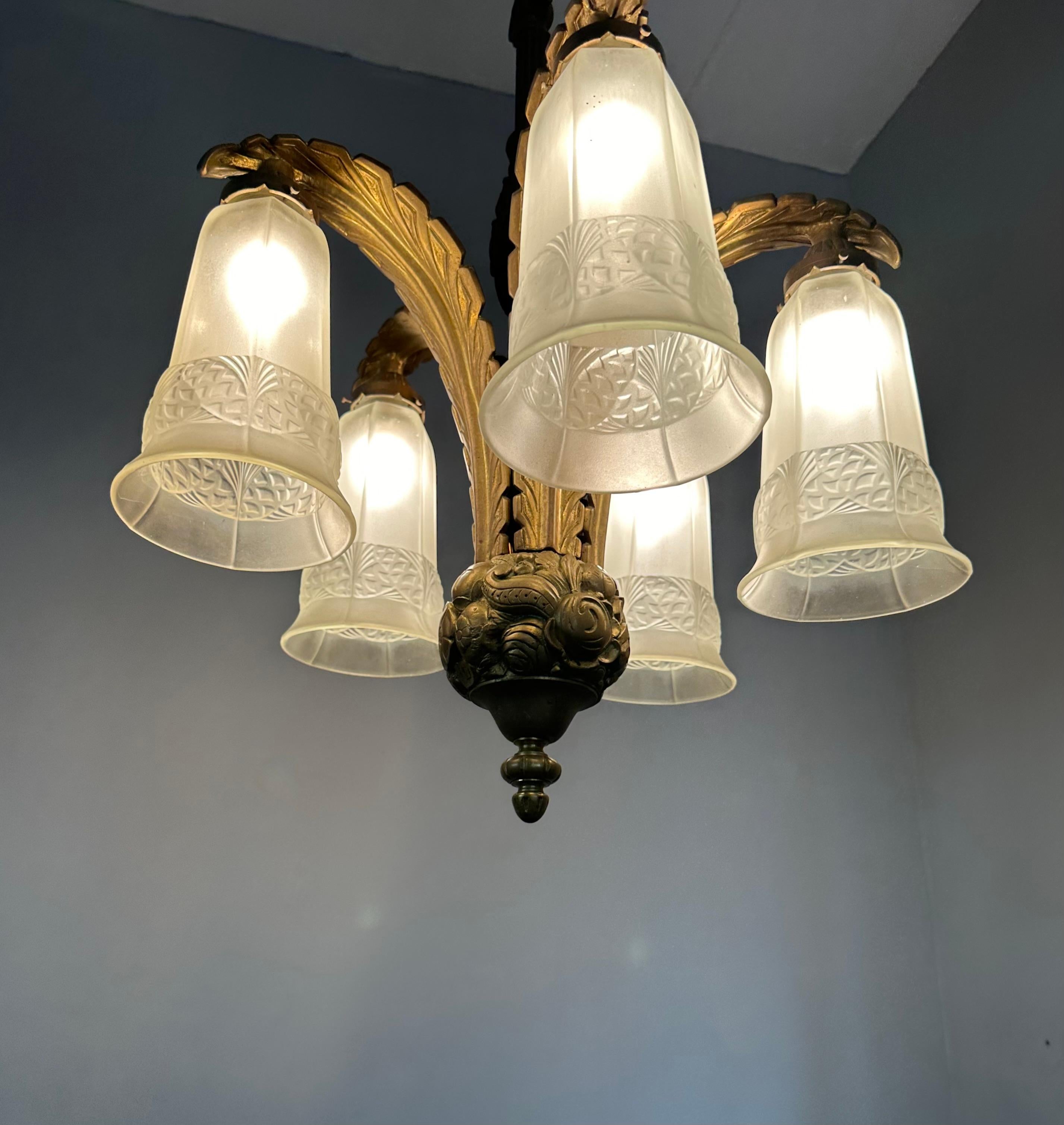 Art Déco Raro lampadario francese Art Deco in bronzo con grandi paralumi in vetro pressato, 1930 ca. in vendita