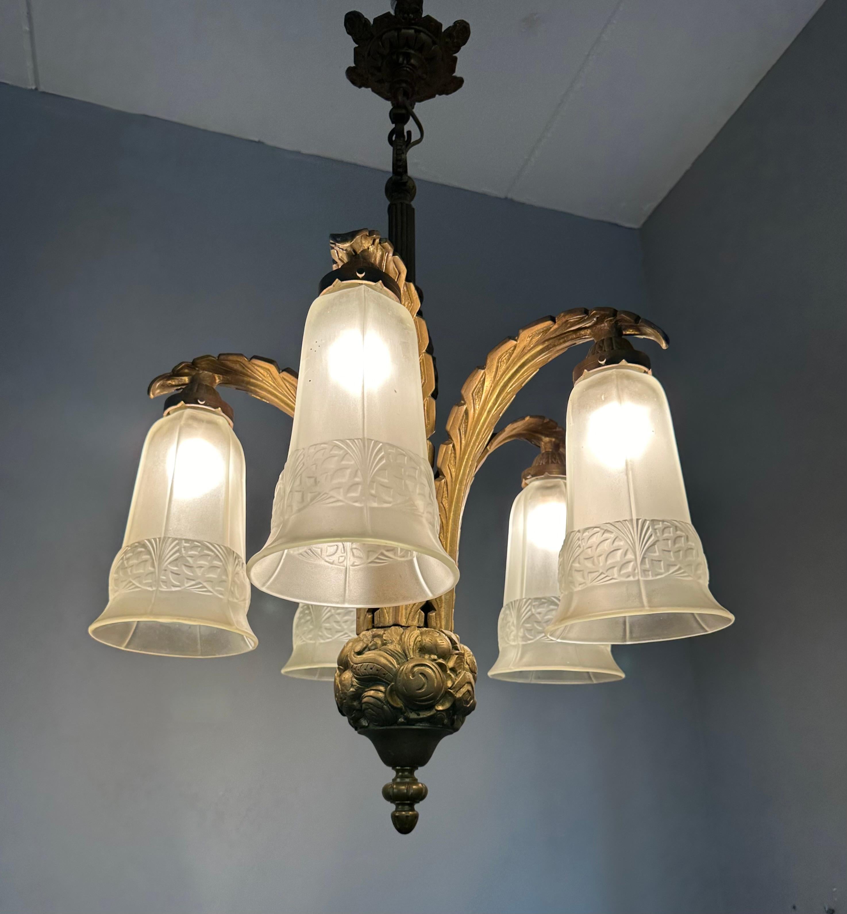 Francese Raro lampadario francese Art Deco in bronzo con grandi paralumi in vetro pressato, 1930 ca. in vendita