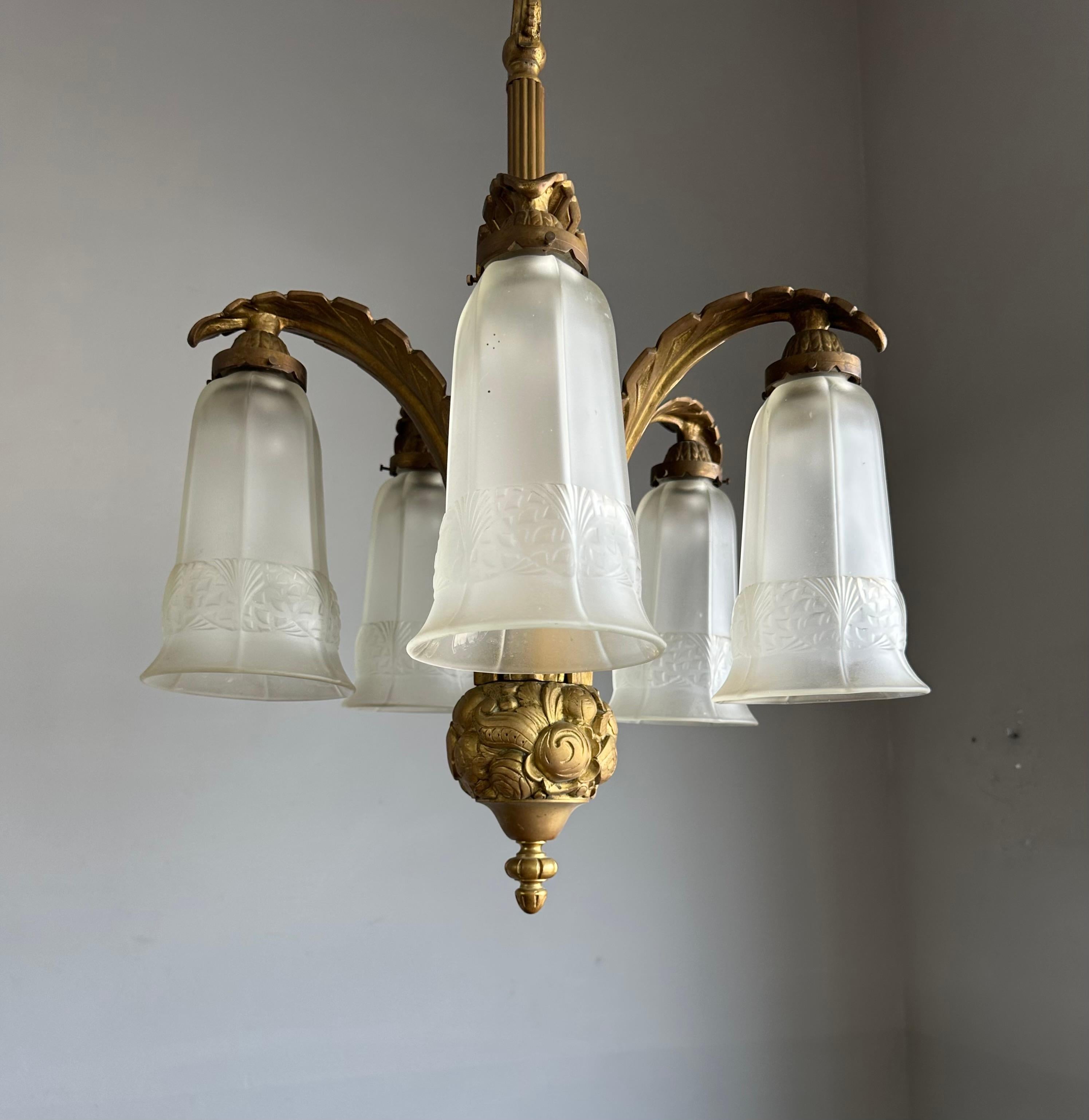 Raro lampadario francese Art Deco in bronzo con grandi paralumi in vetro pressato, 1930 ca. In condizioni ottime in vendita a Lisse, NL
