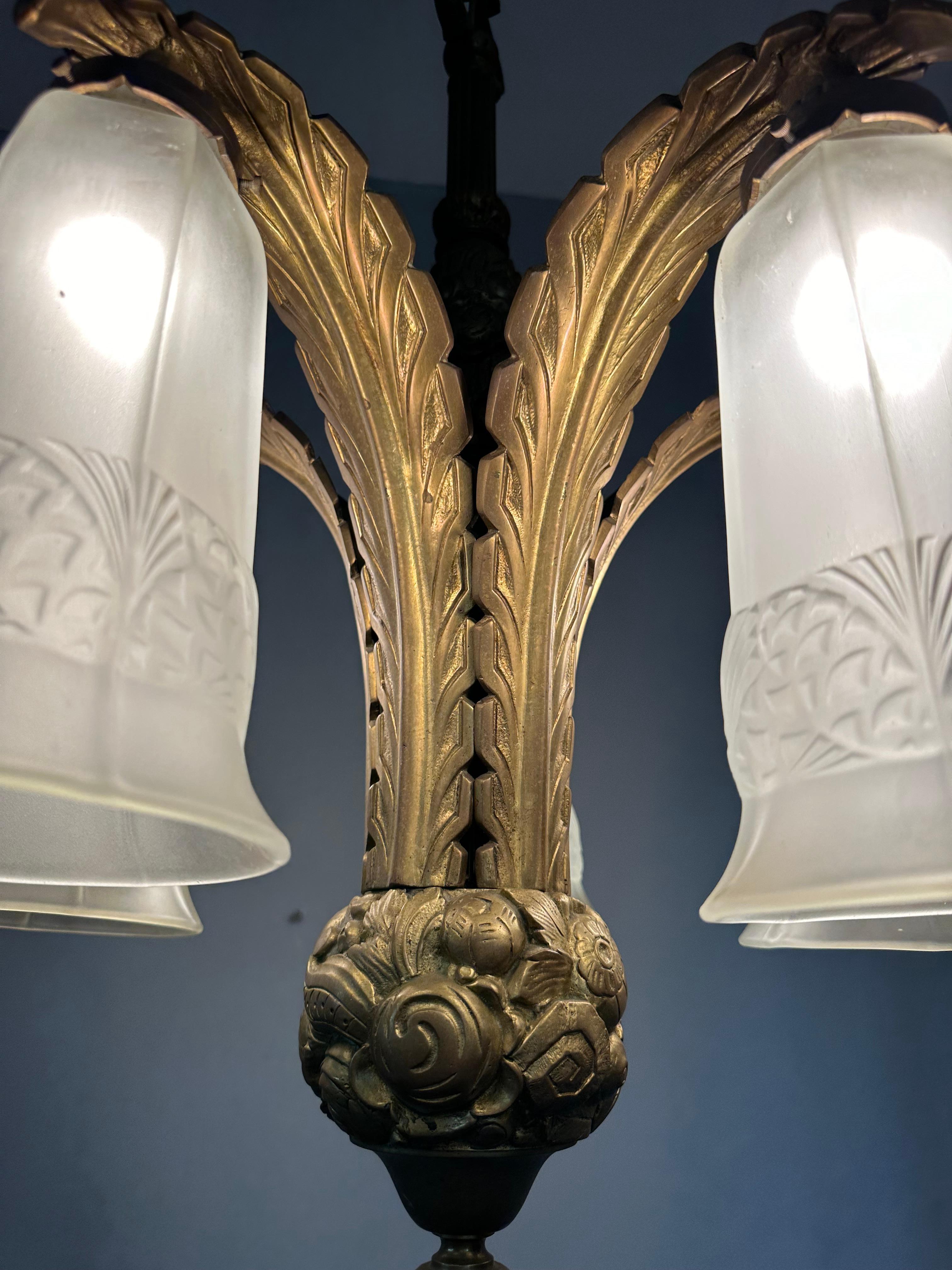 XX secolo Raro lampadario francese Art Deco in bronzo con grandi paralumi in vetro pressato, 1930 ca. in vendita