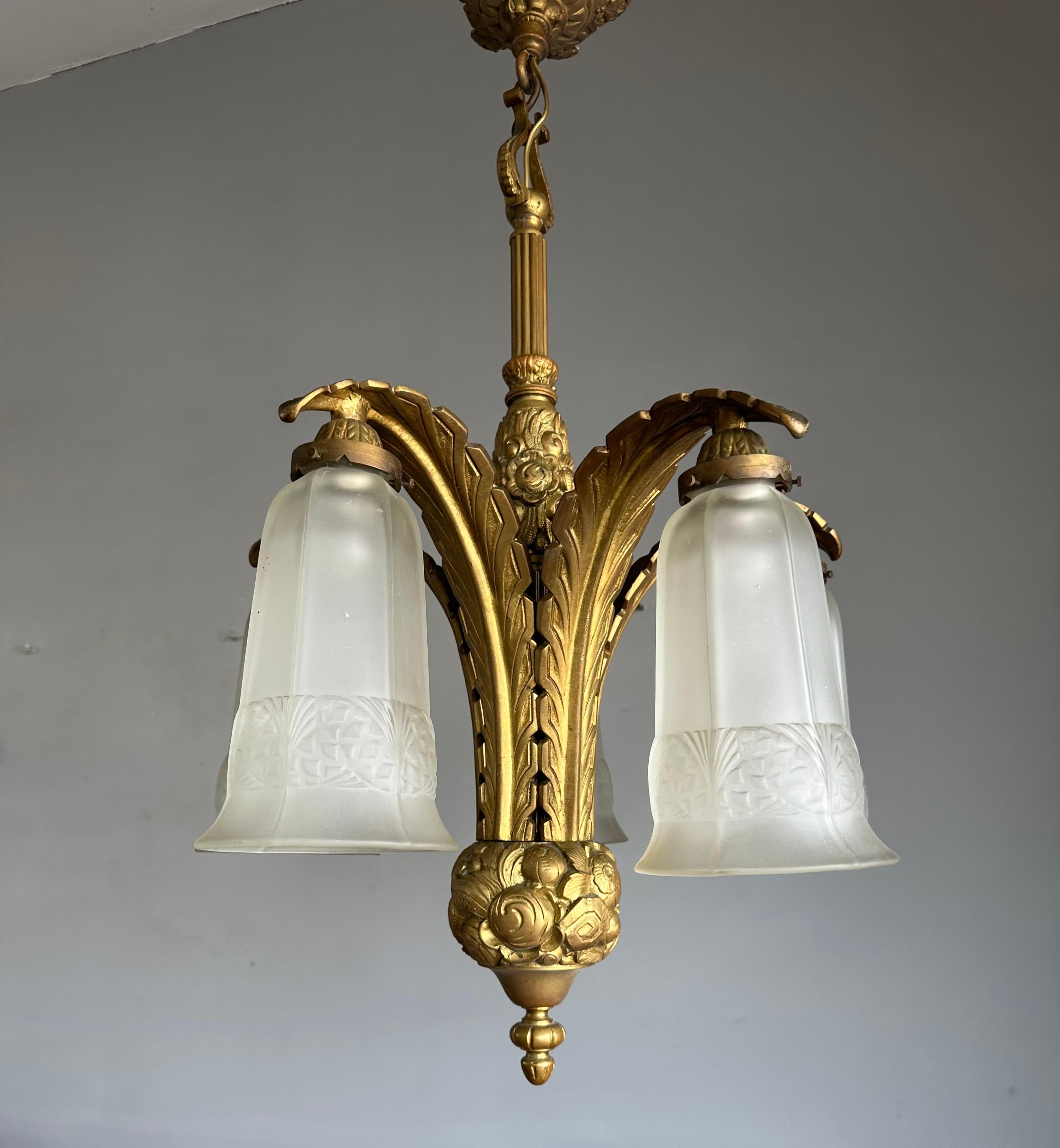 Ottone Raro lampadario francese Art Deco in bronzo con grandi paralumi in vetro pressato, 1930 ca. in vendita