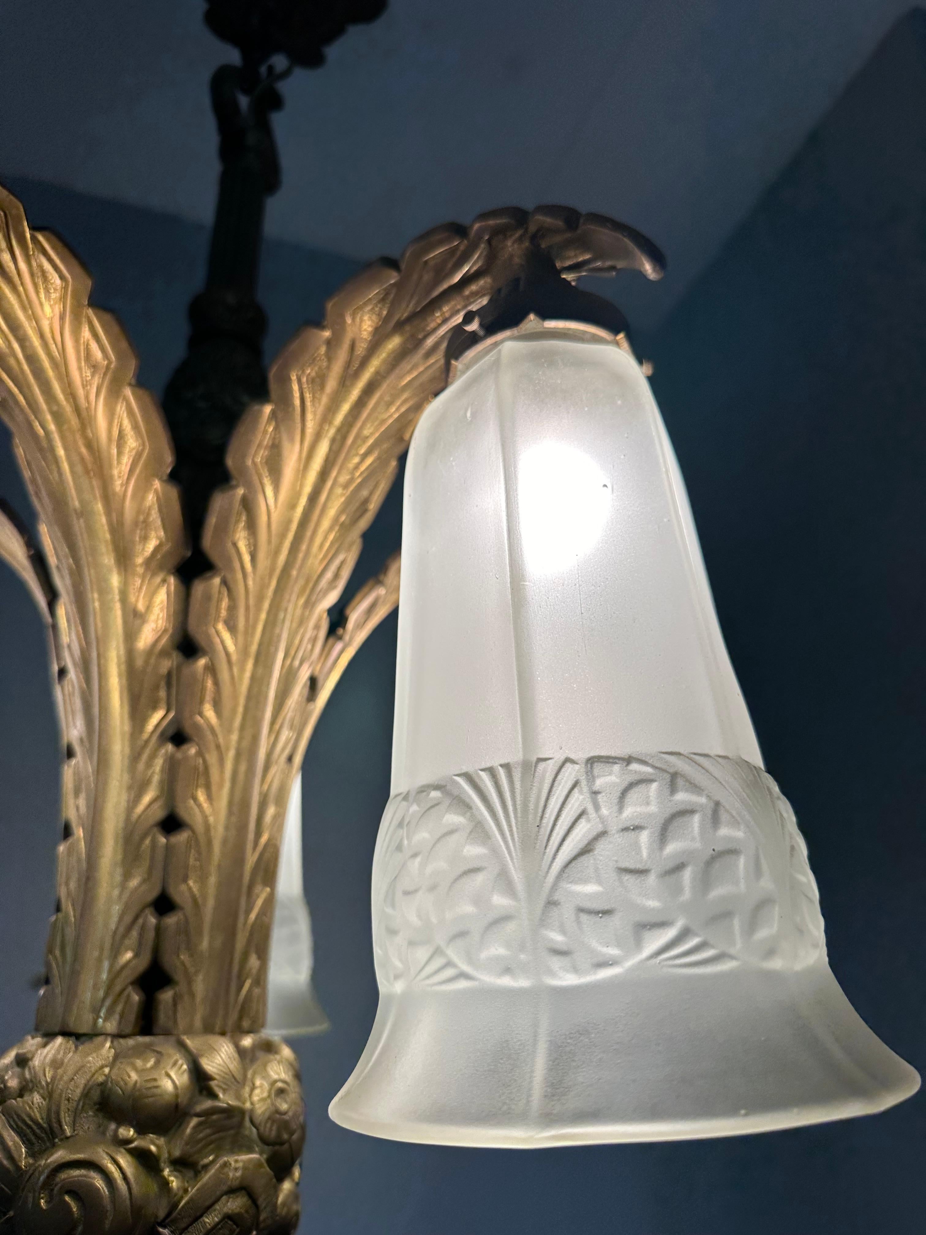 Raro lampadario francese Art Deco in bronzo con grandi paralumi in vetro pressato, 1930 ca. in vendita 1