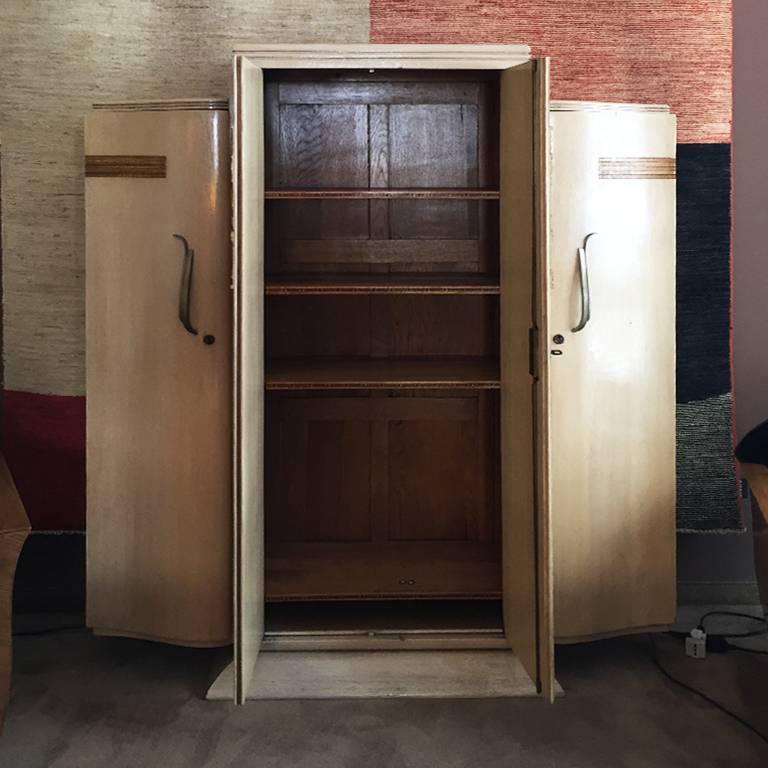  Questo elegante mobile rappresenta l'apice del design degli anni '30, combinando forme geometriche audaci con dettagli raffinati.

Realizzato con legno di alta qualità, finemente rifinito e decorato con inserti in palissandro e acero che